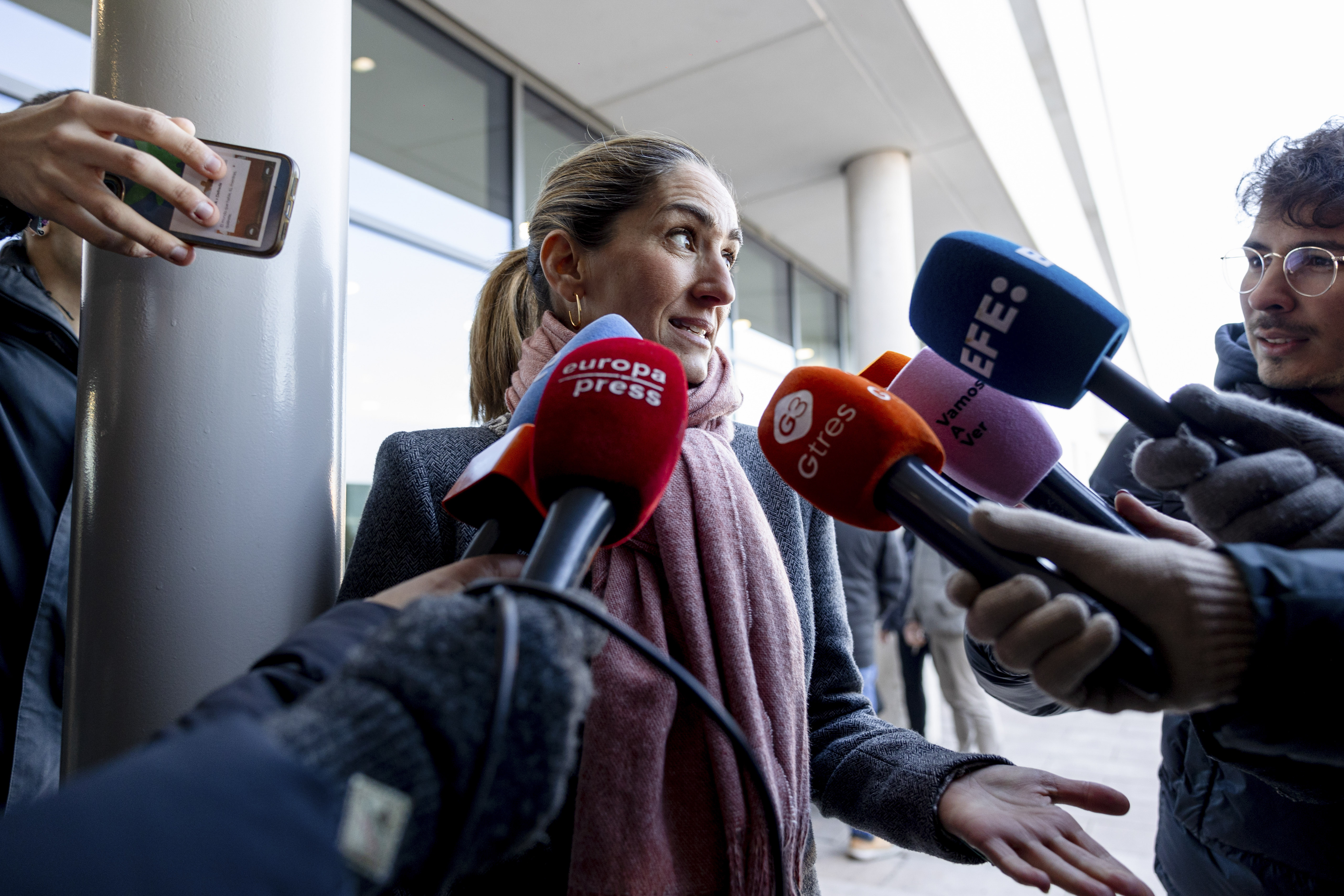 MADRID, 20/12/2024.- Alejandra Martos Figueroa, hija del cantante español Raphael, a su llegada al hospital 12 de Octubre en Madrid donde continúa ingresado su padre, este viernes. EFE/ Daniel González