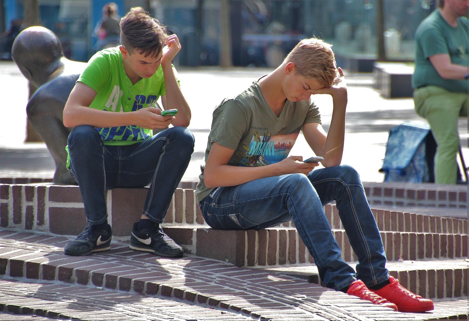 Adolescentes con baja autoestima son más adictos al celular