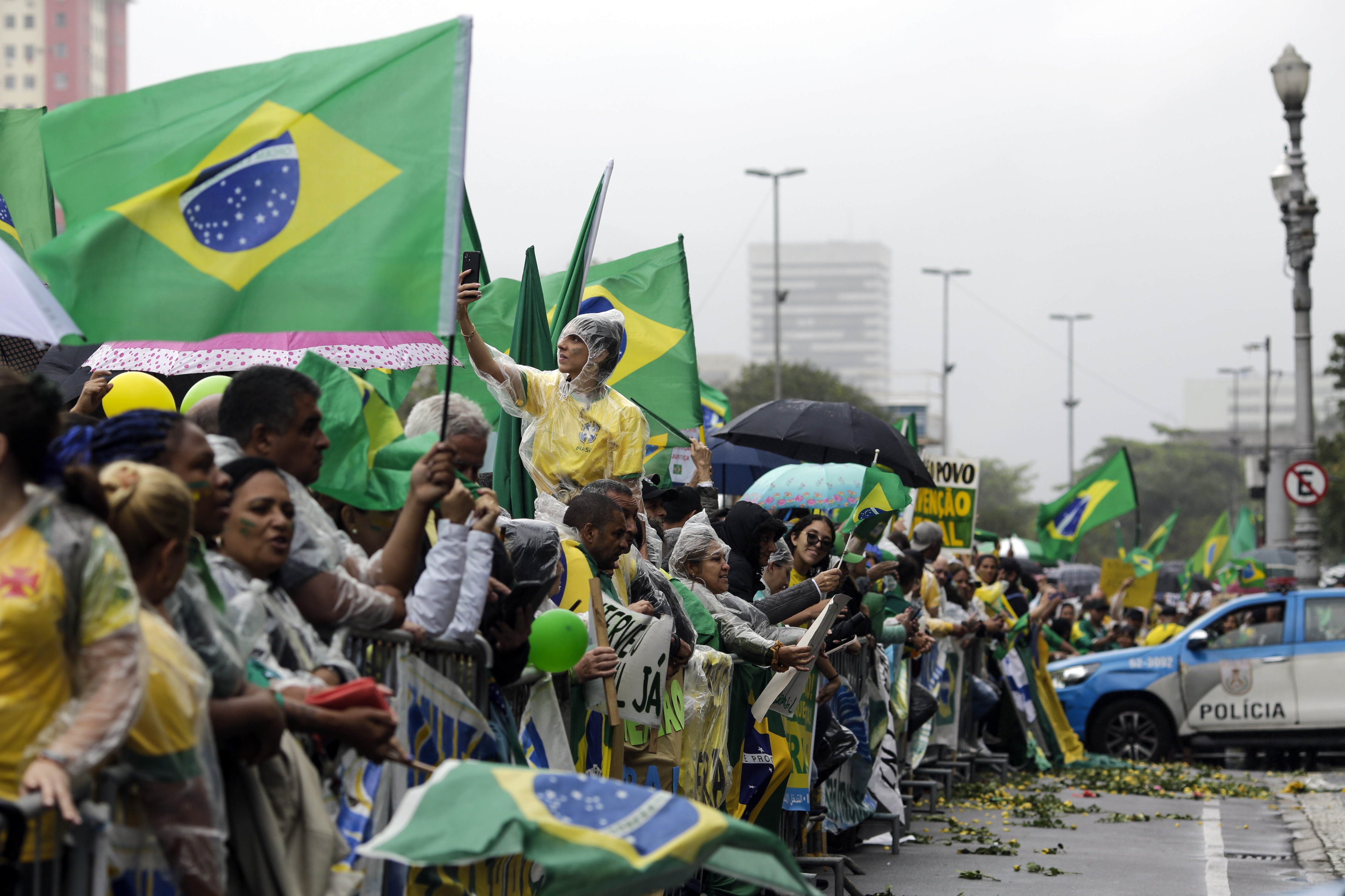 Los hinchas brasileños despejaron unos bloqueos de los seguidores de Bolsonaro