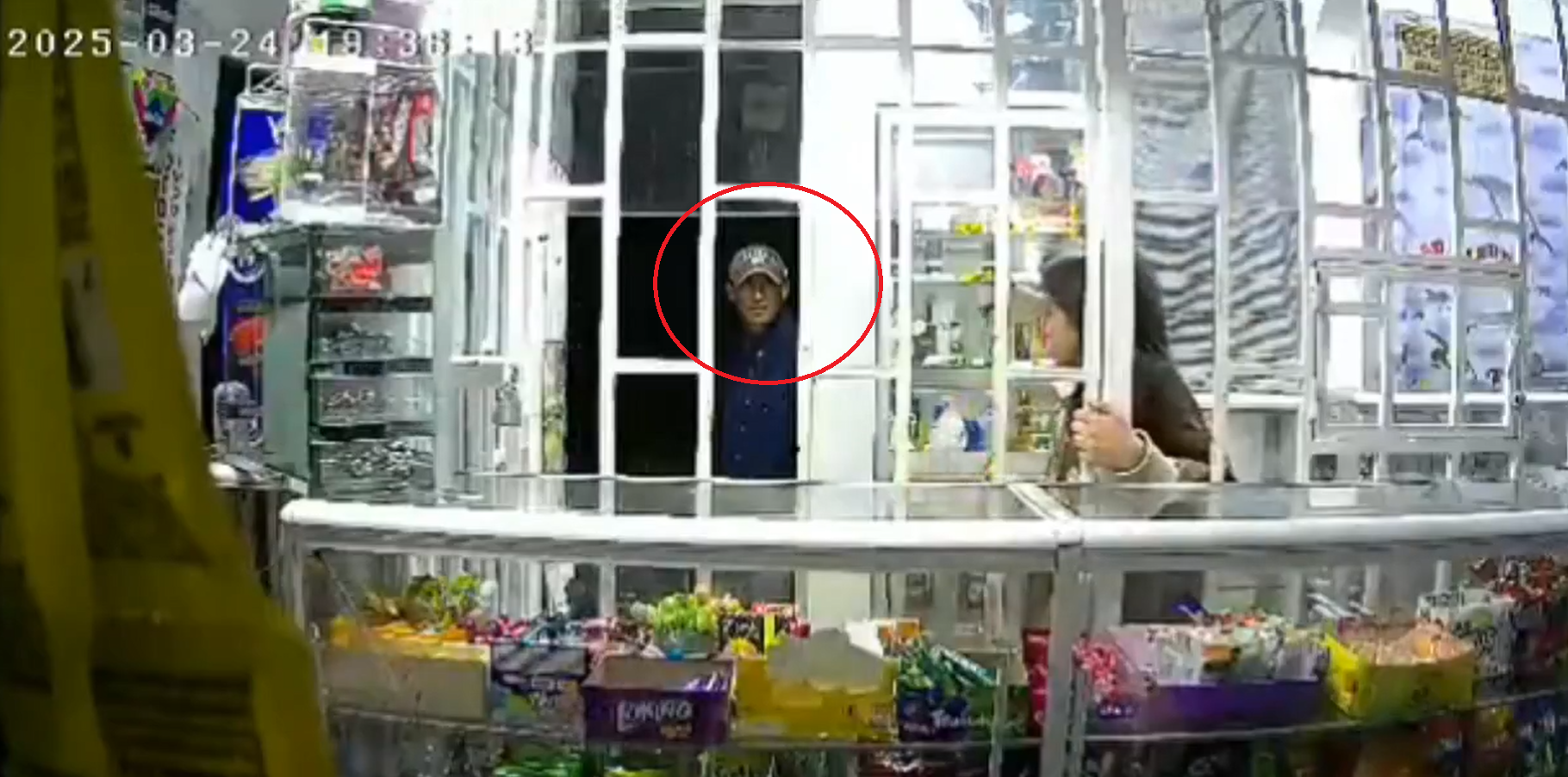 Niña se tuvo que refugiar en una tienda ante acoso de un desconocido