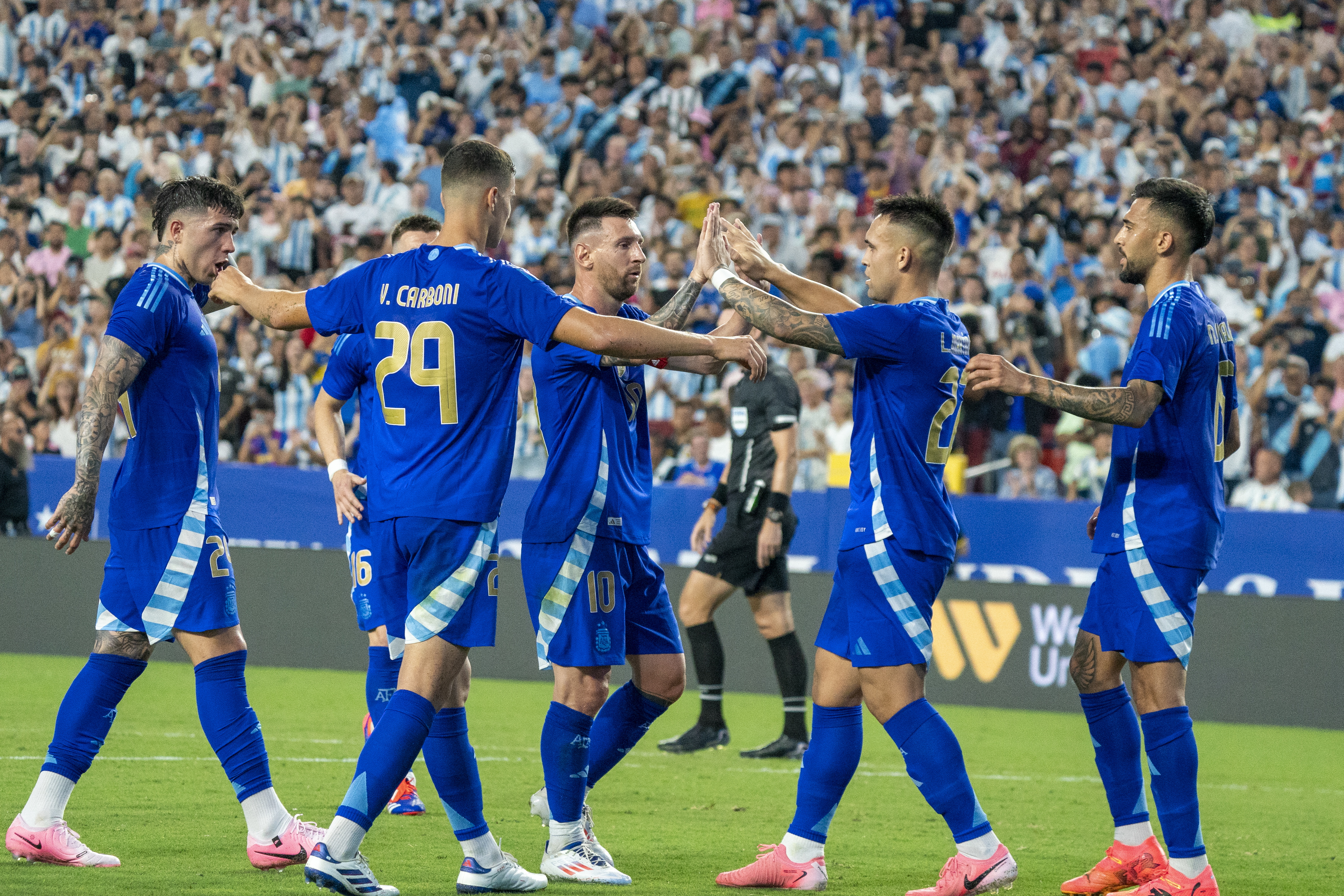 Landover (United States), 14/06/2024.- Argentina's Lionel Messi (C) and teammates celebrate after Lautaro Martinez (2-R) scored a goal during the friendly soccer match between Argentina and Guatemala in Landover, Maryland, USA, 14 June 2024. (Futbol, Amistoso) EFE/EPA/SHAWN THEW