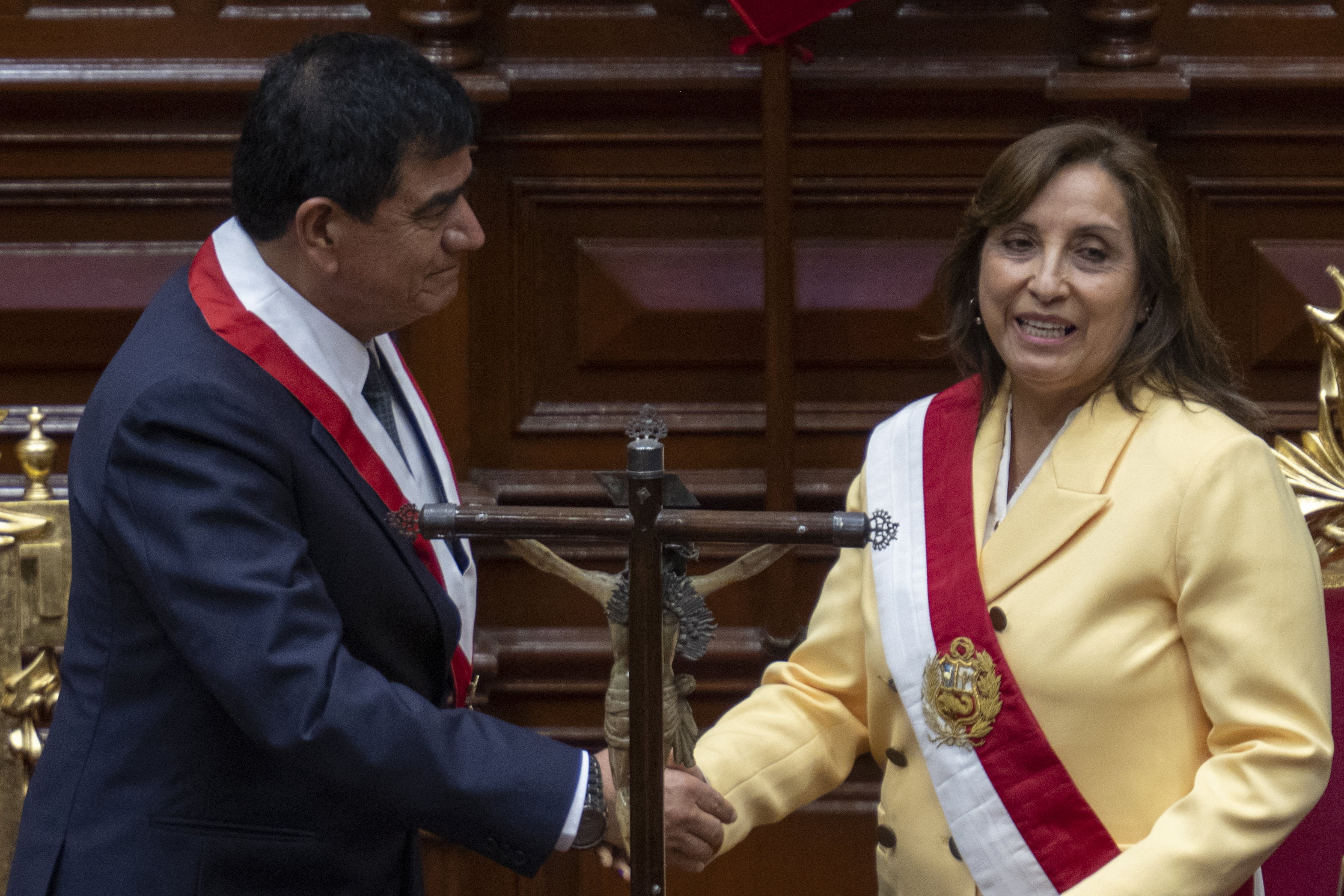 La peruana Dina Boluarte saluda a los miembros del Congreso luego de jurar como nueva Presidenta horas después de que el expresidente Pedro Castillo fuera destituido.