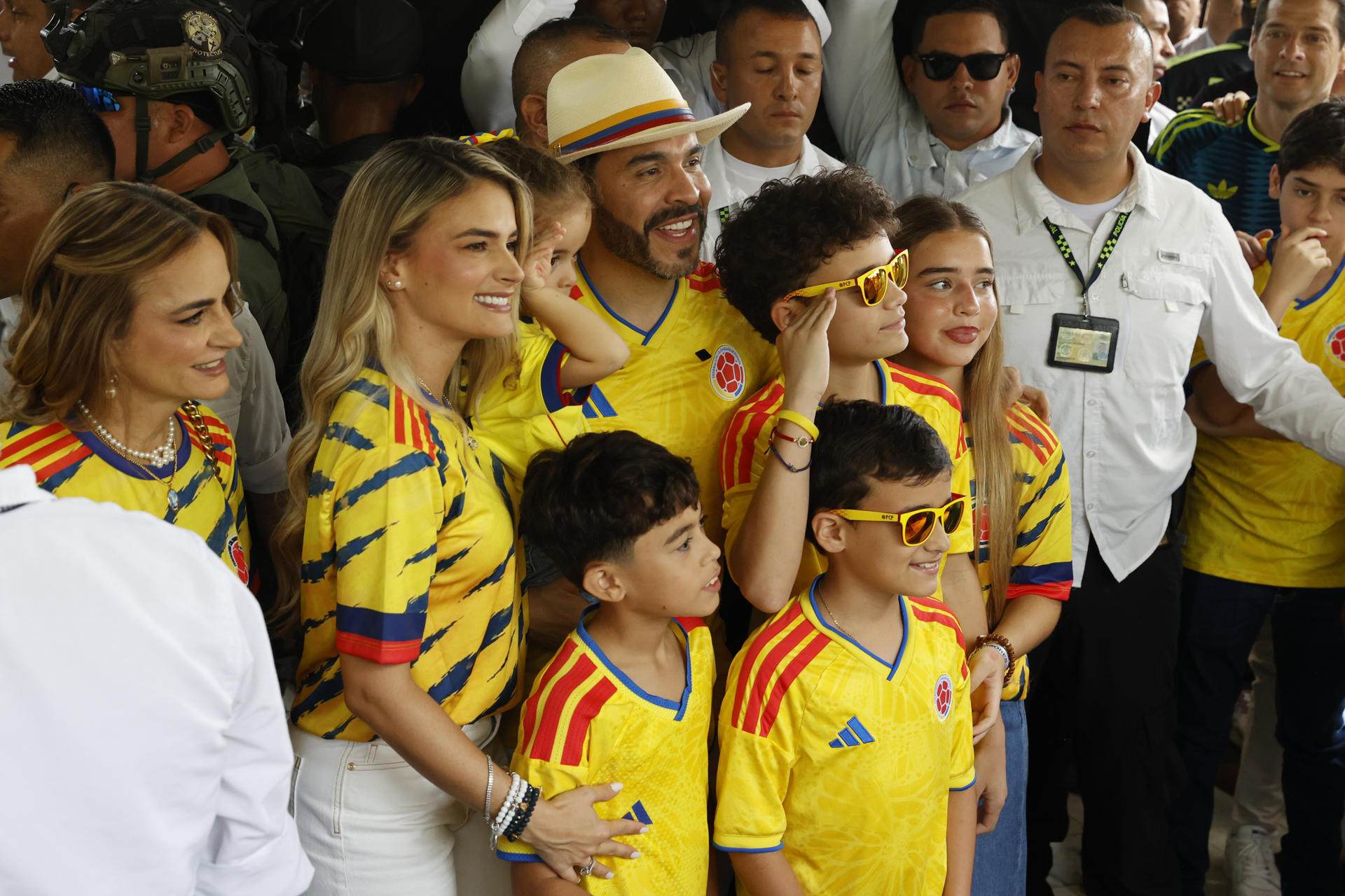 AME2790. BARRANQUILLA (COLOMBIA), 21/06/2026.- El candidato a la Presidencia de Colombia el ultraderechista Abelardo de la Espriella (c) posa con su familia a su llegada a votar este domingo, en la segunda vuelta que elegirá quien gobernará al país en el periodo 2026-2030, en Barranquilla (Colombia). EFE/ Mauricio Dueñas Castañeda
