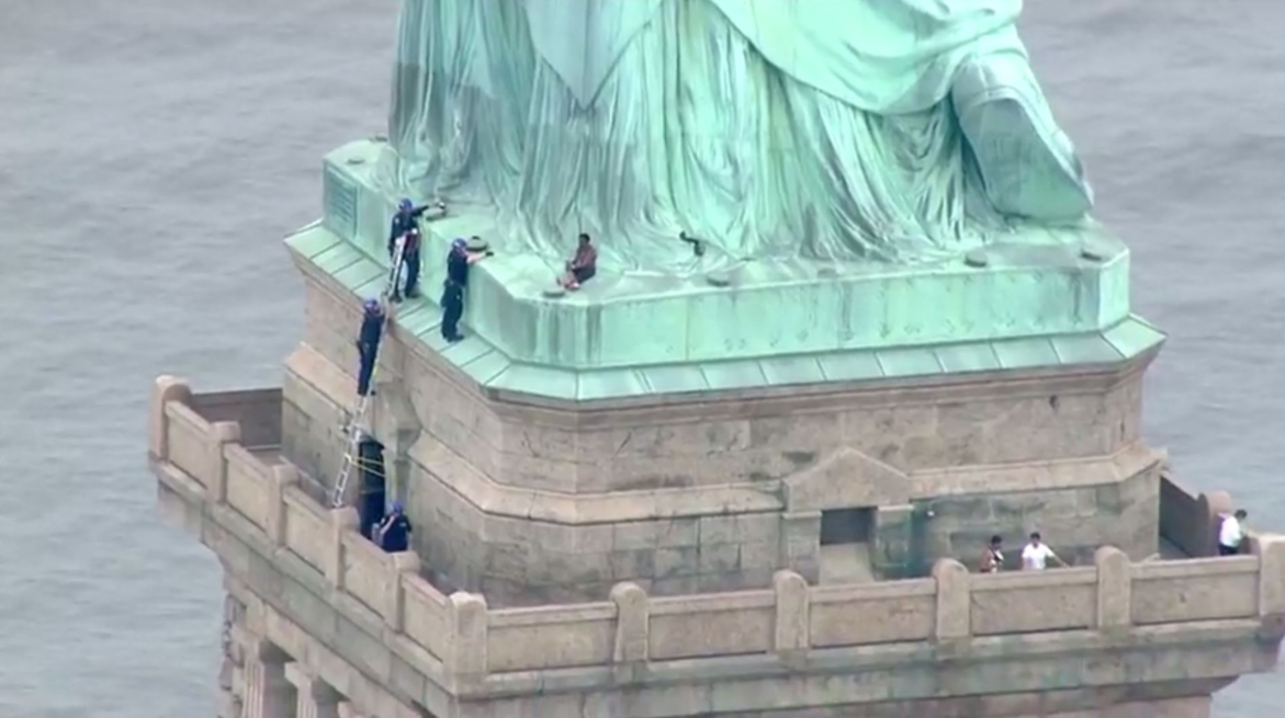 Mujer escaló Estatua de la Libertad para protestar contra Trump