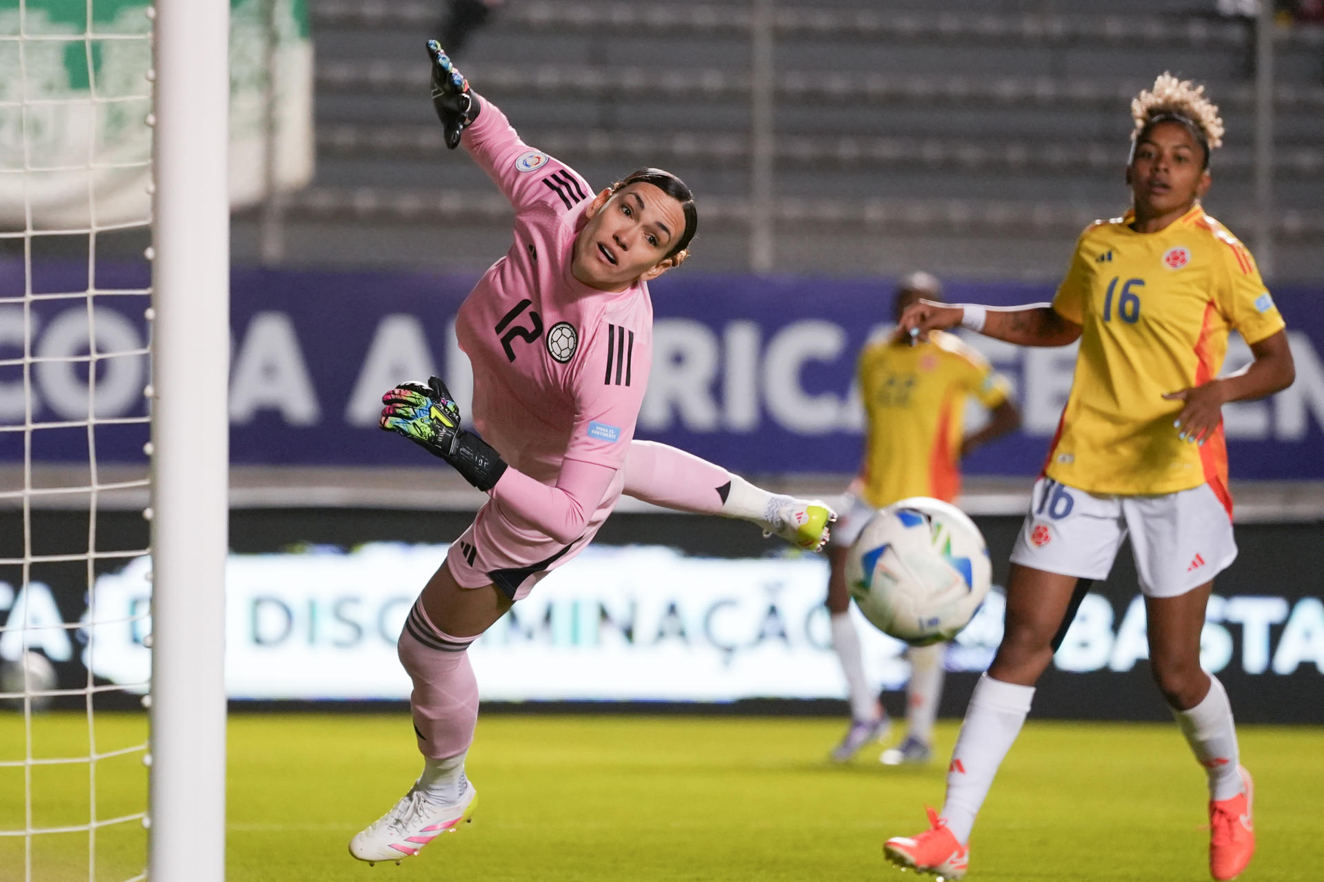 AMDEP8357. QUITO (ECUADOR), 16/07/2025.- Katherine Tapia de Colombia ataja un balón este miércoles, durante un partido de la fase de grupos de la Copa América Femenina entre Venezuela y Colombia en el estadio Gonzalo Pozo Ripalda en Quito (Ecuador). EFE/ Vicente Costales
