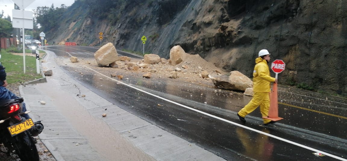 Continuará el cierre total de vía a La Calera tras deslizamiento de rocas por las lluvias