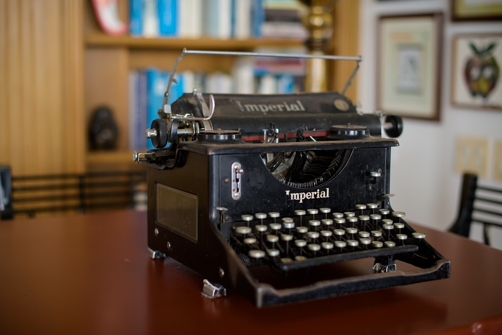 La máquina en la que Juan Gossaín escribió su primer cuento. Foto: Manuel Pedraza para los autoresPara entonces, las fronteras distantes entre literatura y periodismo se habían estrechado en Gossaín. Y voces autorizadas, como la del mismo Salgar, habían empezado a despejar las dudas que quedaban: “Juan creía que la literatura era más importante que el periodismo, por eso yo chocaba con él, porque le decía que la literatura estaba más relacionada con la música y las artes, mientras el periodismo era la realidad y la verdad”.