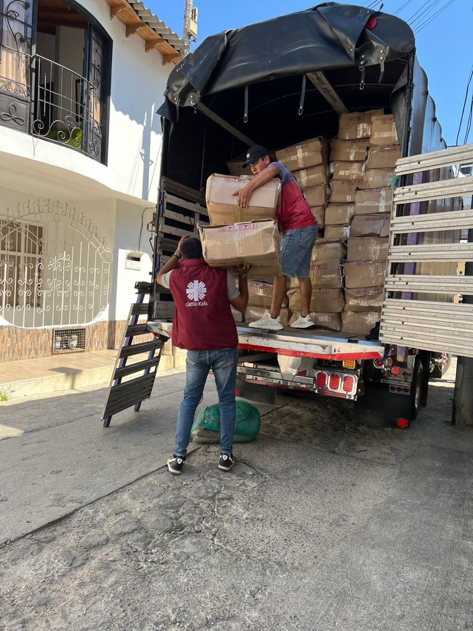 En el Catatumbo, Cáritas, en alianza con ABACO y la ANDI, logró ser el primer organismo en acceder en medio de un desplazamiento masivo a principios de 2025, entregando 332.000 kilogramos de alimentos.