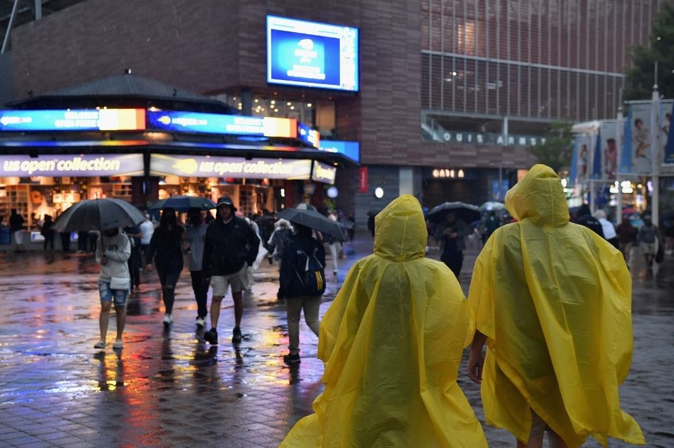 Los fanáticos que asistieron al partido del miércoles por la noche en el Abierto de Estado Unidos recibieron advertencias de inundaciones repentinas y tornados que decían: "Esta es una situación peligrosa y potencialmente mortal”.
