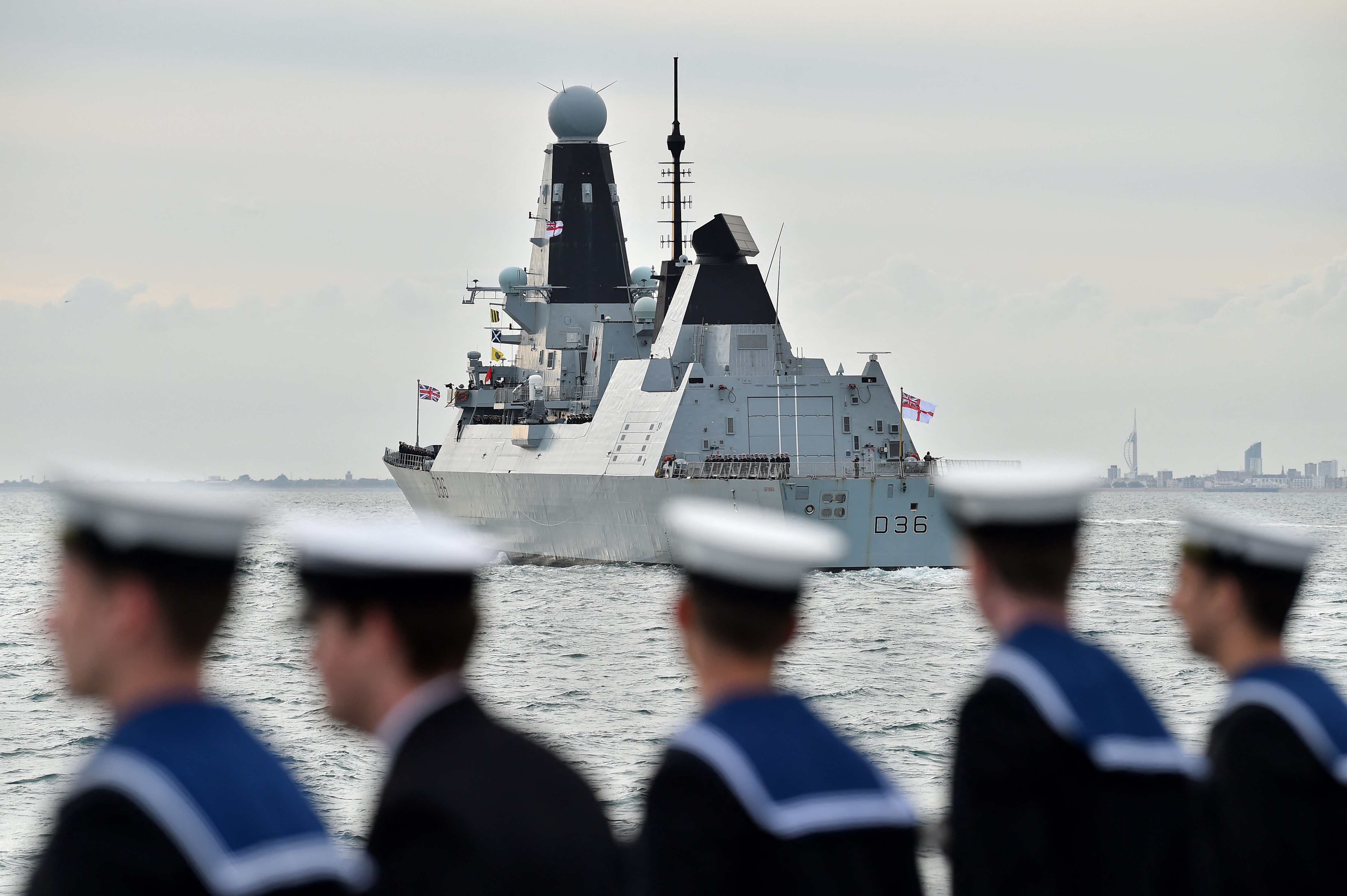 ¿Rusia disparó tiros de advertencia contra buque británico? Reino Unido lo niega