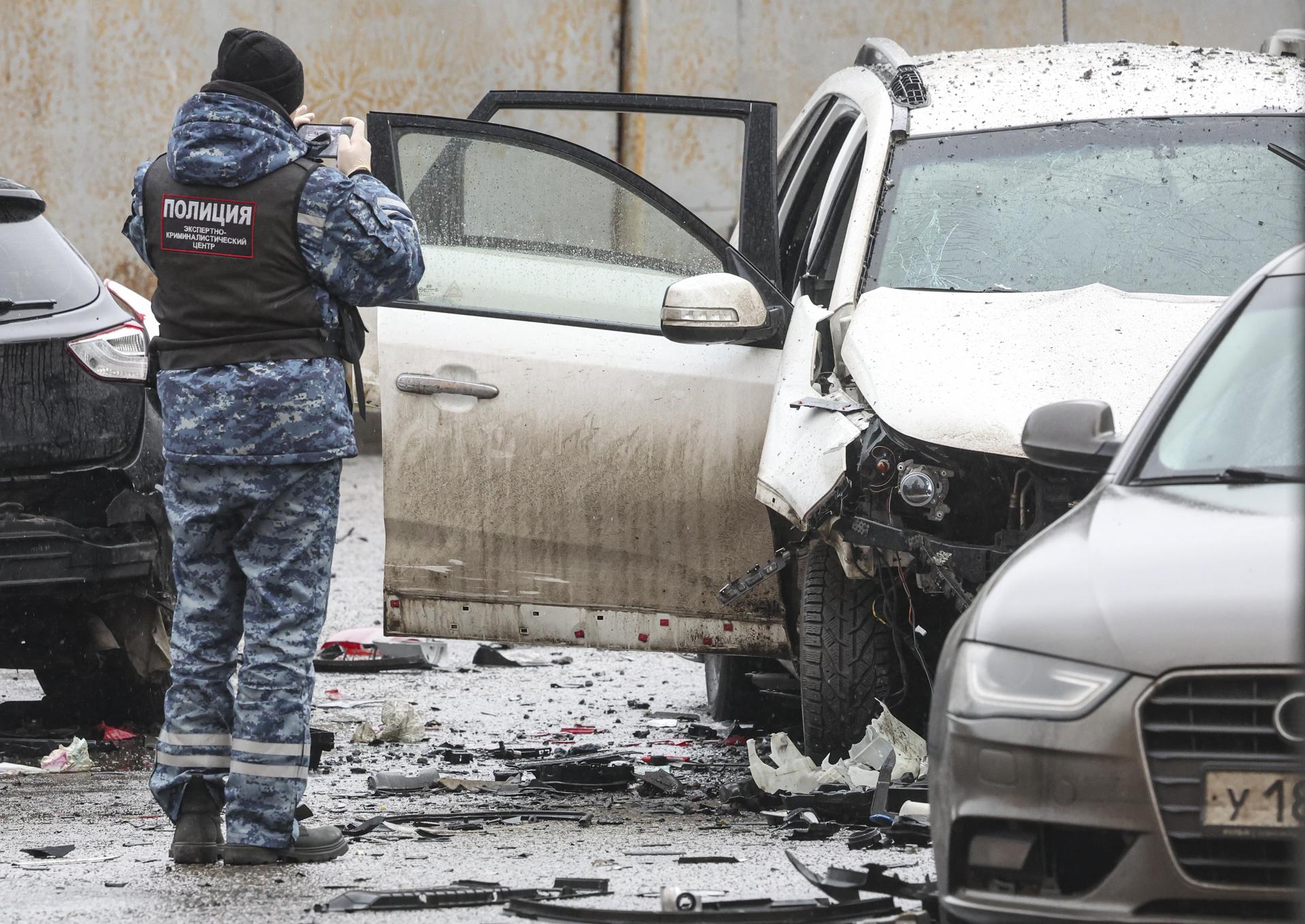 MOSCOW (Russian Federation), 22/12/2025.- A Russian policeman works near a destroyed car after a blast from an explosive device planted under the vehicle in a residential area of Moscow, Russia, 22 December 2025. The head of the Russian General Staff's Operational Training Directorate, Lt. Gen. Fanil Sarvarov, was killed in a car explosion in Moscow, the Russian Investigative Committee reported. (Rusia, Moscú) EFE/EPA/MAXIM SHIPENKOV