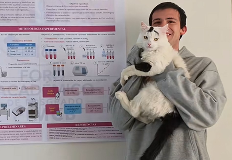 En video: el emotivo momento en el que joven le dedicó su diploma de grado a su gato