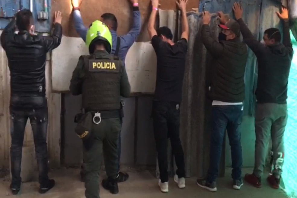 Capturan a 31 personas que se encontraban apostando y bebiendo licor en Kennedy