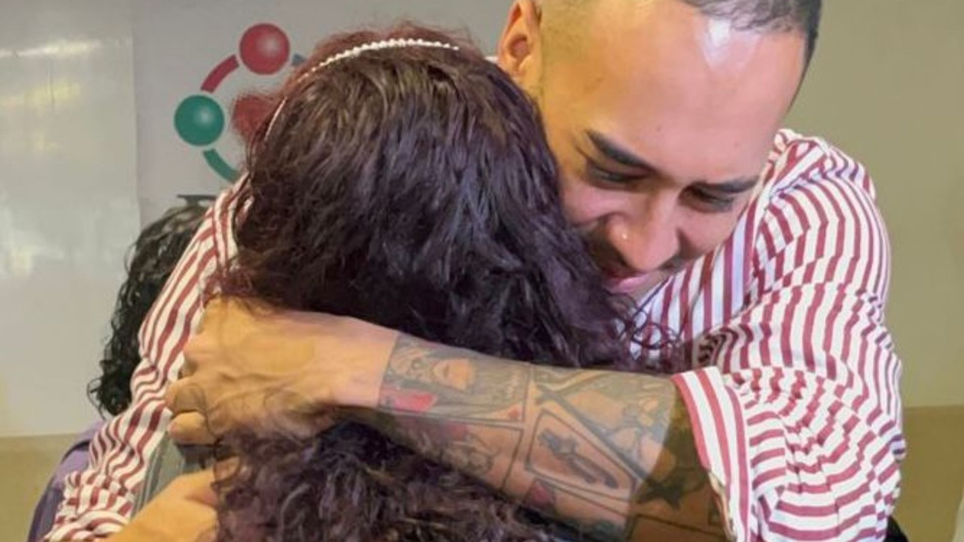 Un sueño hecho realidad: madre e hijo se reencuentran después de 27 años en Bogotá