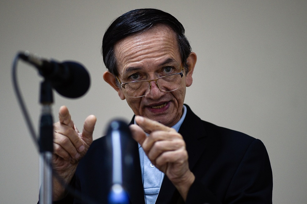 Gustavo Márquez, dos caras de la misma monedaExministro de comercio y exembajador, Gustavo Márquez observa con estupor el punto crítico de la crisis: Maduro, "aferrado al poder y con su legitimidad comprometida", y Guaidó montando un "Estado paralelo" con respaldo de Estados Unidos y sus sanciones económicas.