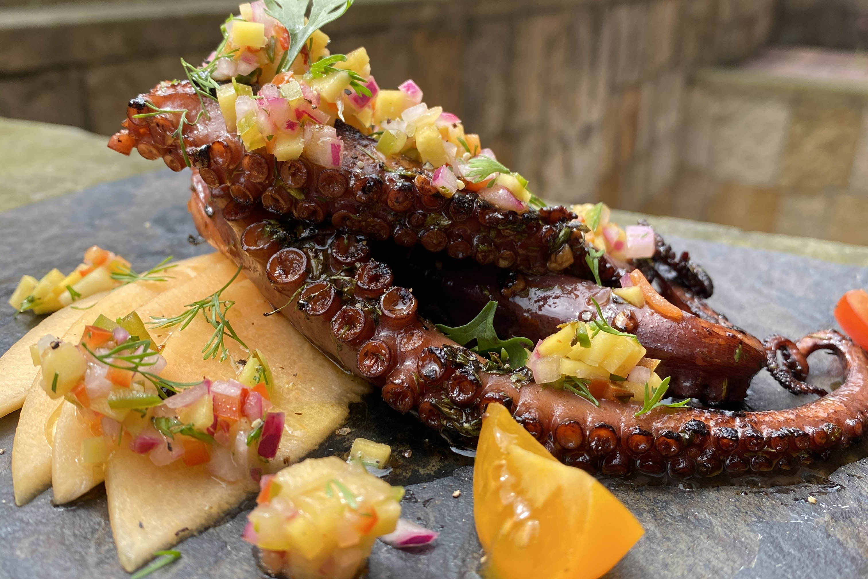 Pulpo asado con picadillo fresco. Receta del chef Leonardo Morán.