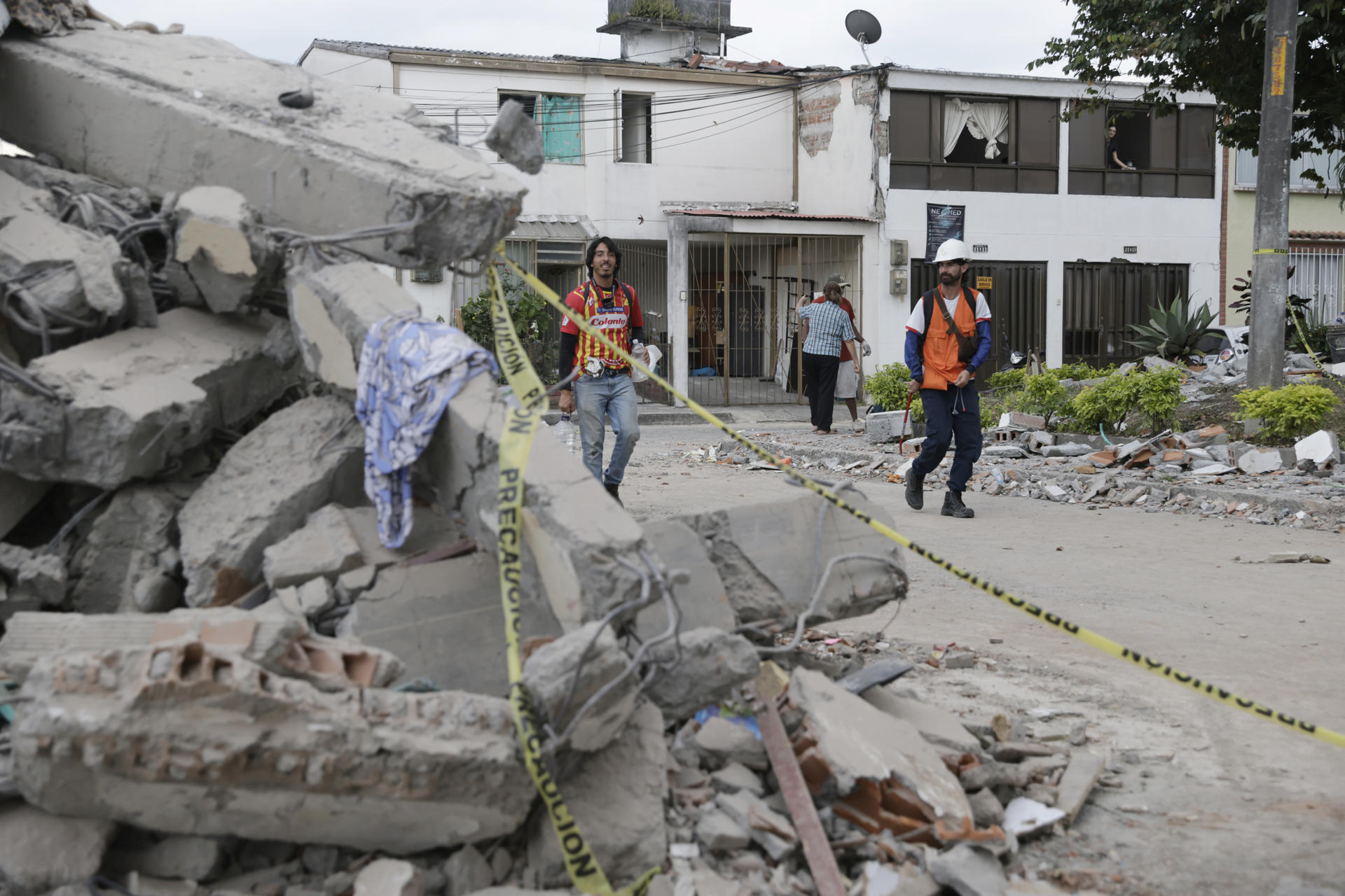 Ordenan frenar demoliciones donde pueda haber personas vivas bajo escombros por el terremoto