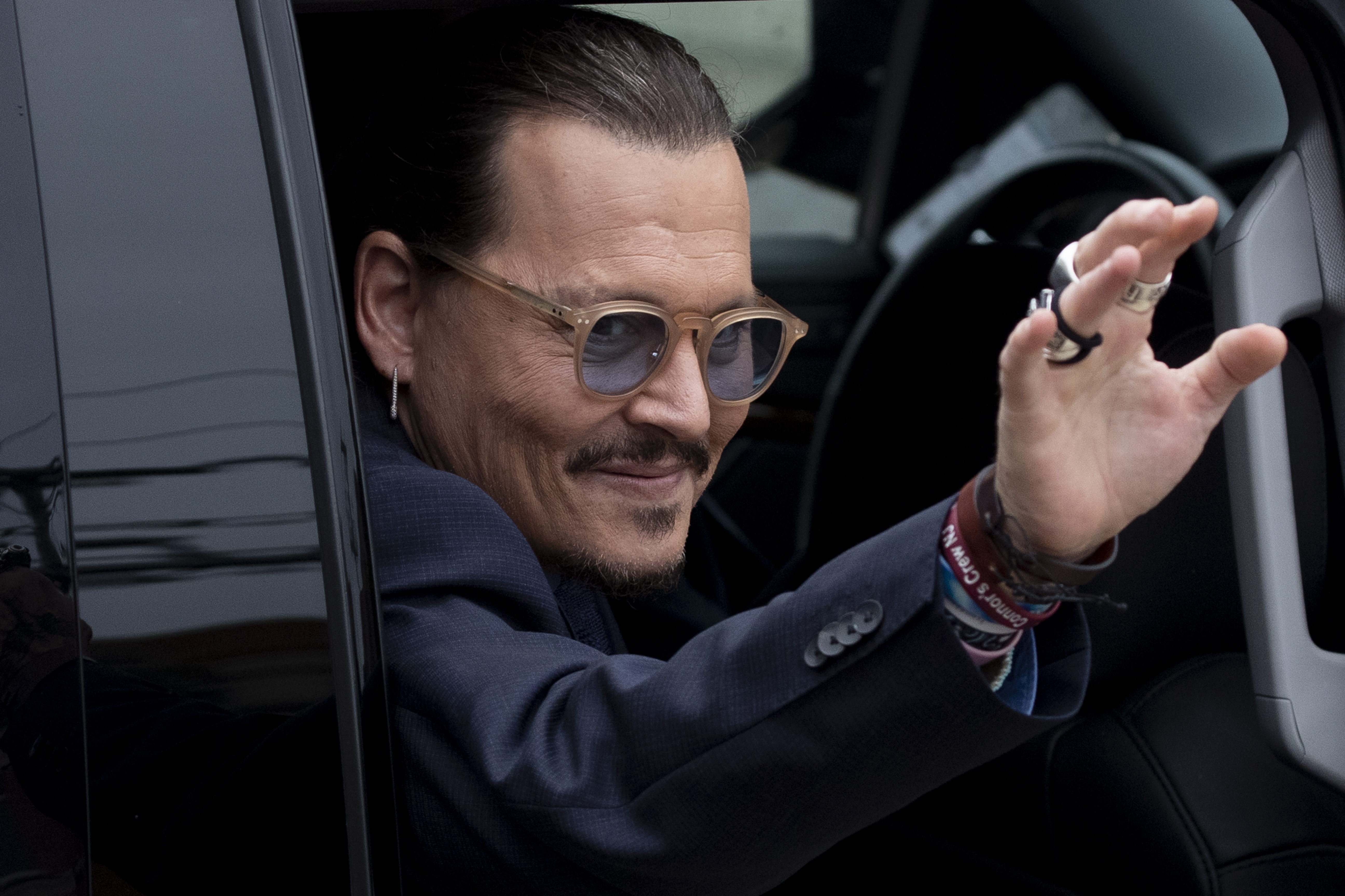 Fairfax (Usa), 27/05/2022.- US actor Johnny Depp reacts as he leaves after closing arguments in the 50 million US dollar Depp vs Heard defamation trial at the Fairfax County Circuit Court in Fairfax, Virginia, USA, 27 May 2022. Johnny Depp's 50 million US dollar defamation lawsuit against Amber Heard started on 10 April. (Estados Unidos) EFE/EPA/MICHAEL REYNOLDS