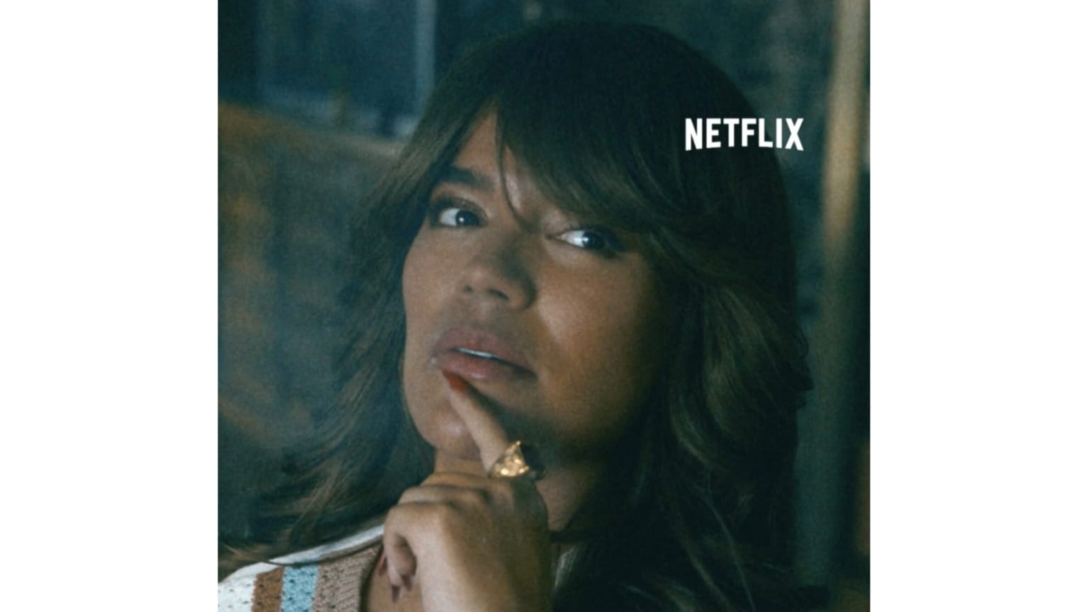 Karol G le da vida a Carla en la serie de Netflix, 'Griselda Blanco'.