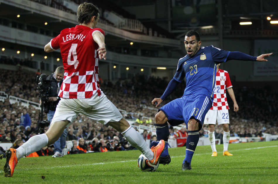 Argentina derrotó 2-1 a Croacia en el regreso de Carlos Tévez