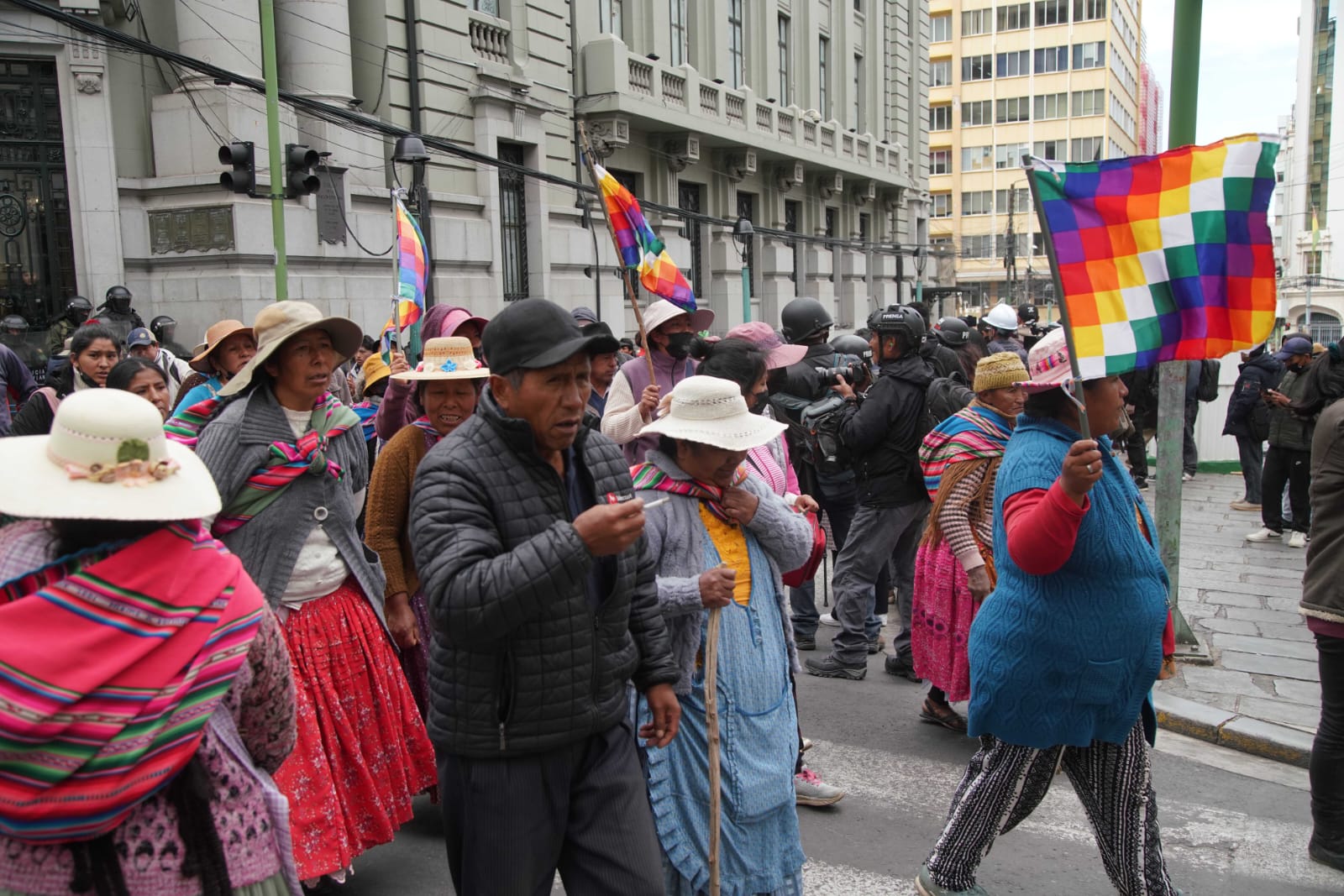 Entre arengas y el ruido de cornetas, los huelguistas llegaron a La Paz ondeando sus multicolores wiphalas (banderas indígenas), tras recorrer unos 15 kilómetros desde la vecina El Alto.