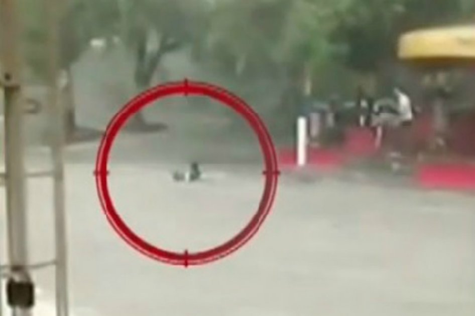 Momento en el que la joven cae al fuerte arroyo.