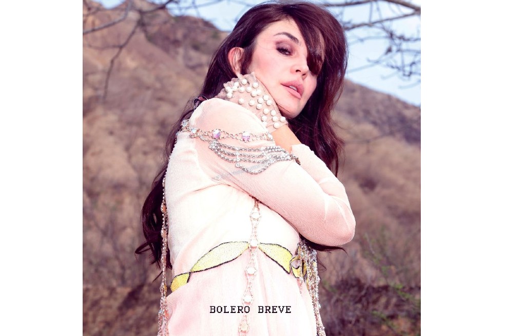 Flora Martínez estrena su tercer sencillo “Bolero breve”