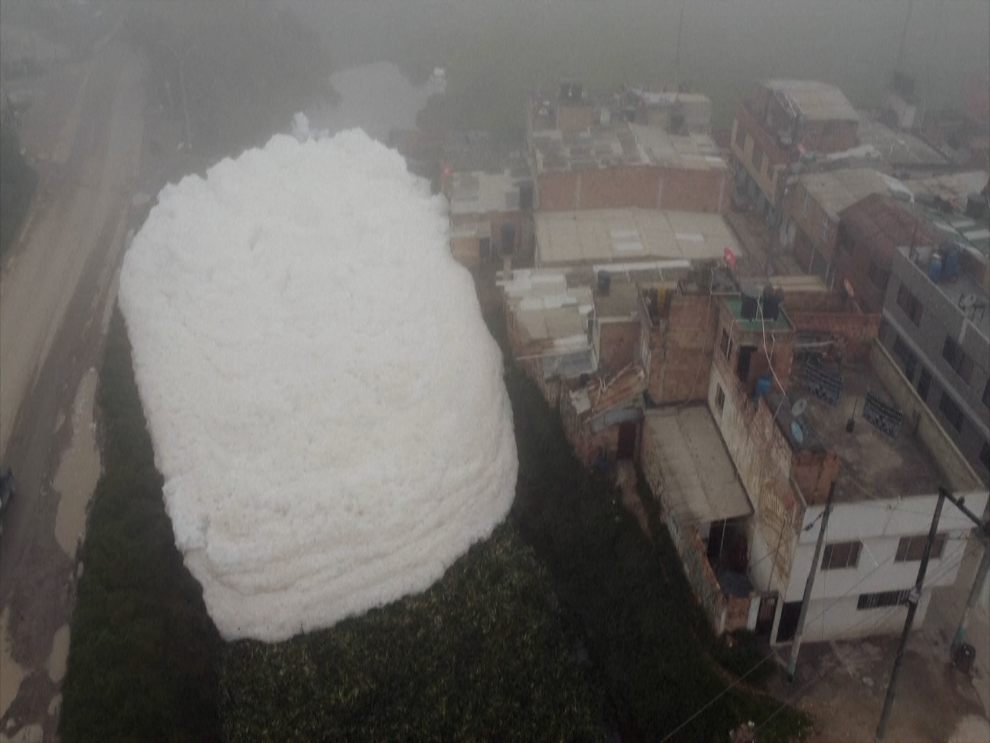 Entre la espuma habitantes de Mosquera luchan por una solución ambiental