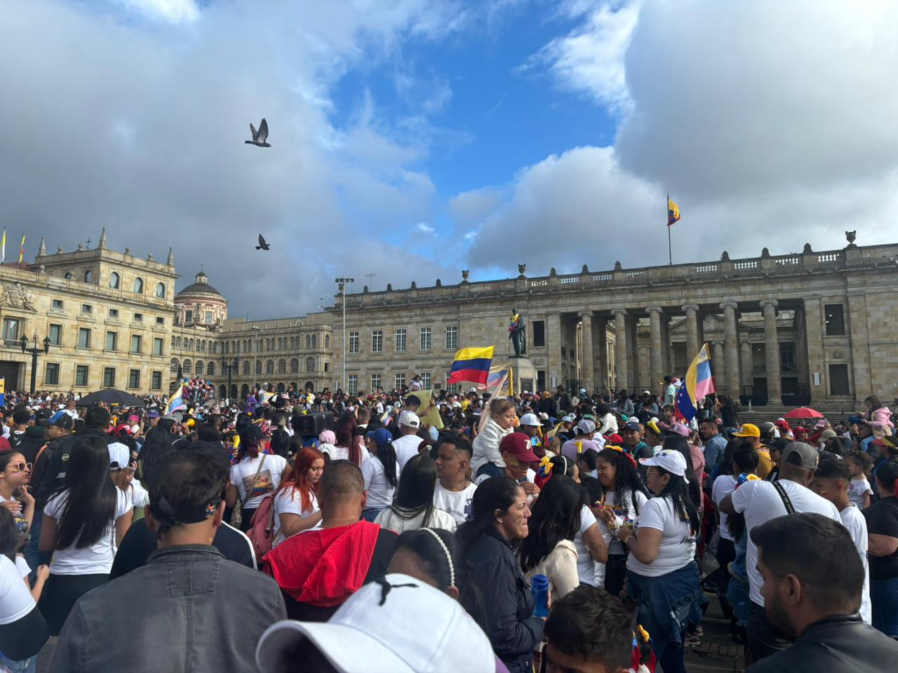 Decenas de ciudadanos venezolanos reunidos en la Plaza de Bolívar durante las votaciones del 28 de julio.
