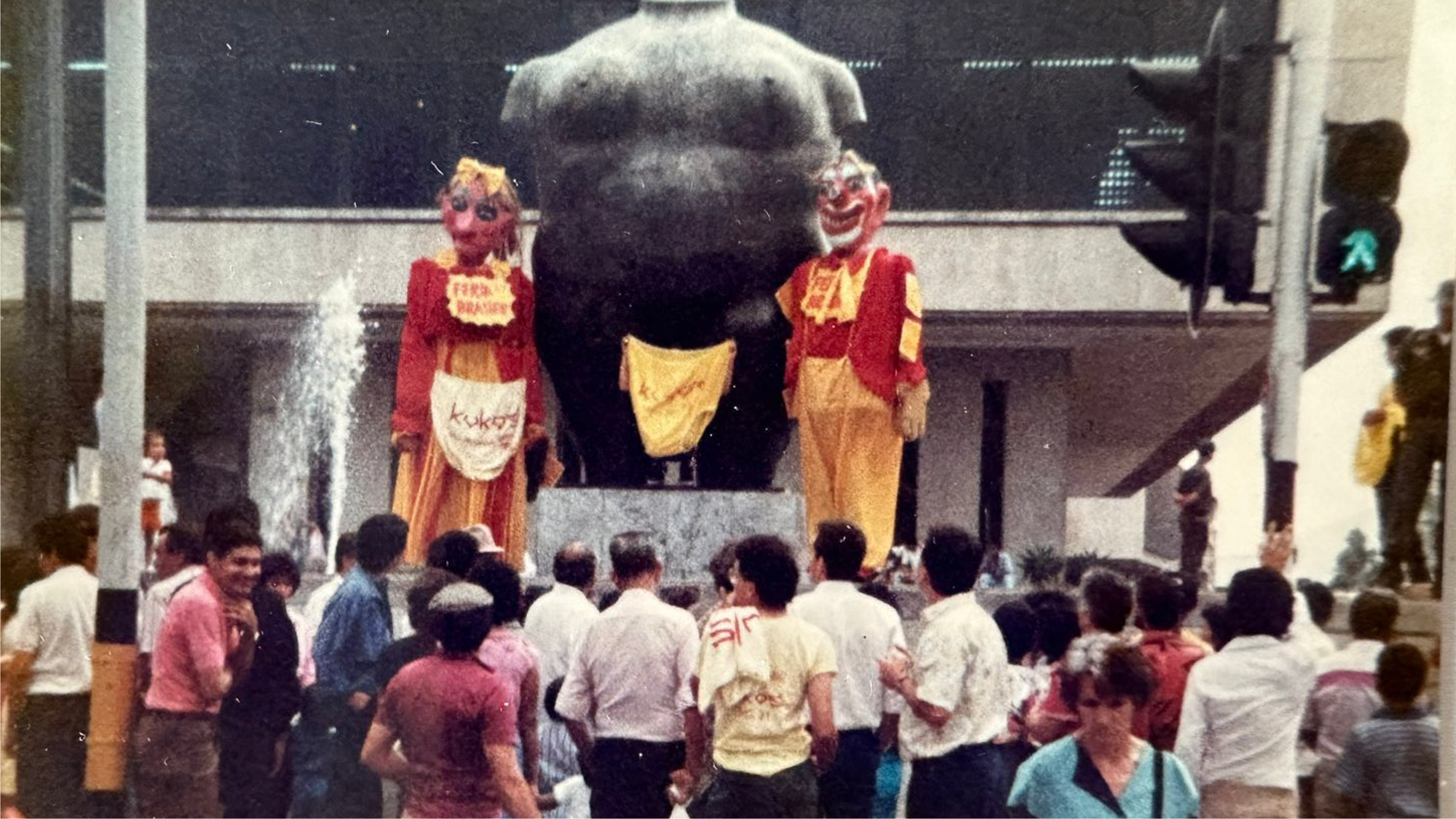 La marca le puso uno de sus "kuko'suerte" a una de las gordas de Botero. / Archivo particular