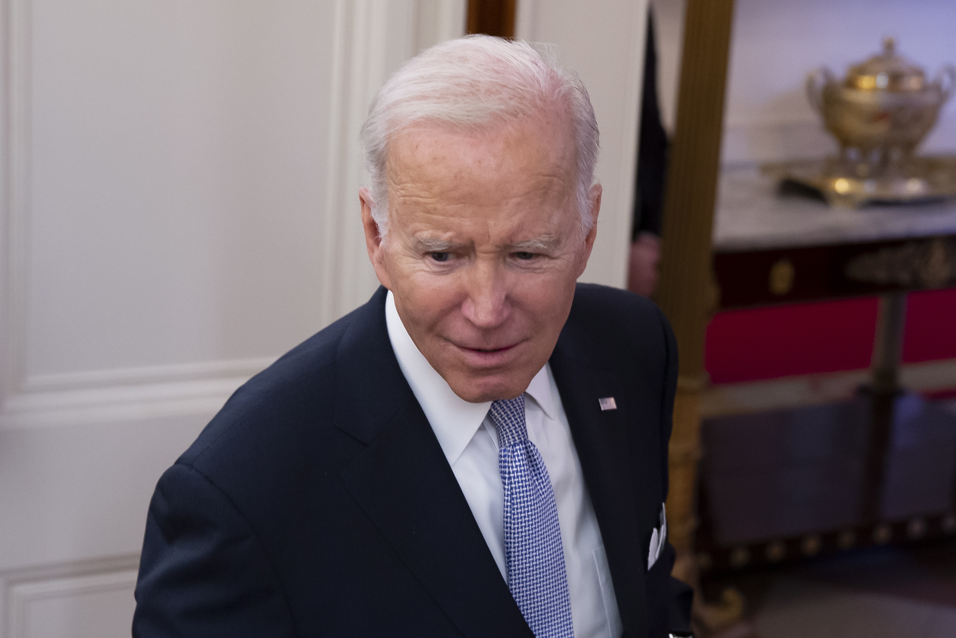 Washington (United States), 20/01/2023.- US President Joe Biden listens to members of the news media shout questions as he leaves after an event welcoming a bipartisan group of mayors that are in Washington attending the US Conference of Mayors 91st Winter Meeting, in the East Room of the White House in Washington, DC, USA, 20 January 2023. (Estados Unidos) EFE/EPA/MICHAEL REYNOLDS