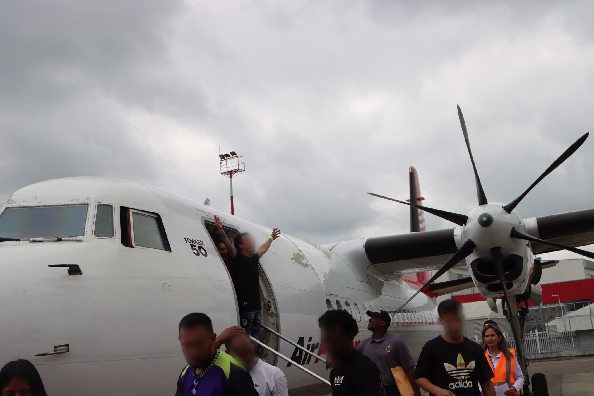 Llegó otro vuelo con deportados, siete de ellos esposados por antecedentes