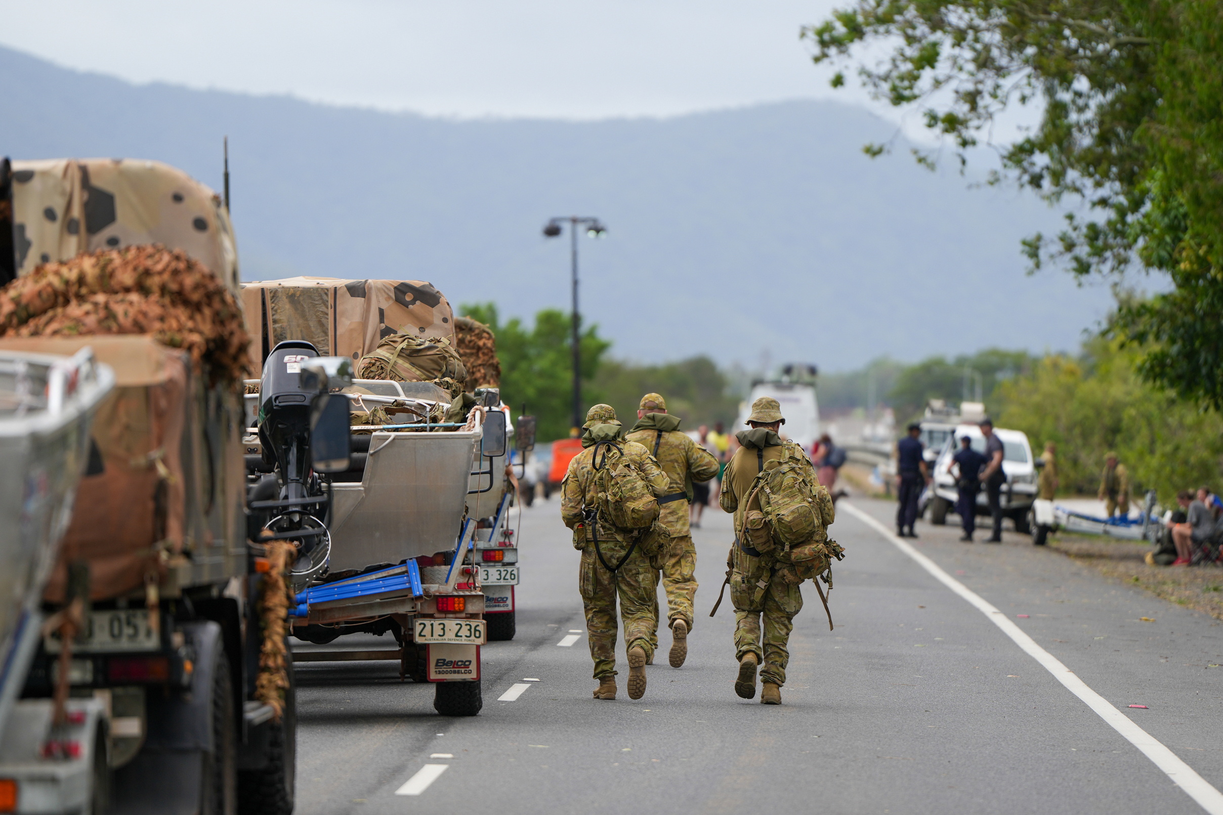 Cairns (Australia), 18/12/2023.- Members of the Australian Defence Force (ADF) assist with evacuating residents at Machan Beach in Cairns, Queensland, Australia, 18 December 2023. Residents in far north Queensland are bracing for more rain and further significant flooding. EFE/EPA/NUNO AVENDANO AUSTRALIA AND NEW ZEALAND OUT