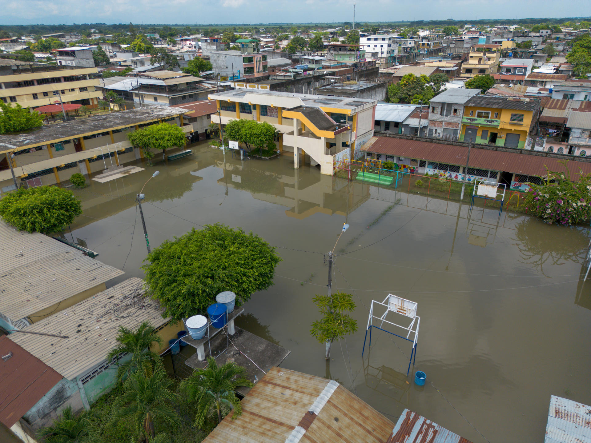 AME8676. MILAGRO (ECUADOR), 12/04/2025.- Fotografía de un recinto electoral inundado este sábado, en Milagro (Ecuador). EFE/ Mauricio Torres