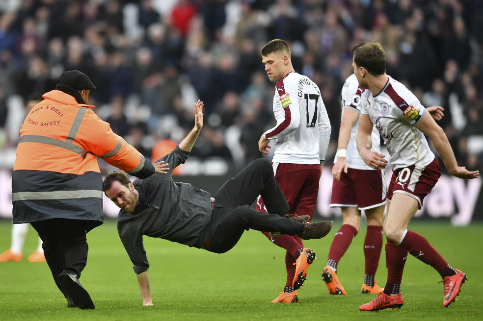 Incidentes en campo del West Ham provocan huida de sus dirigentes