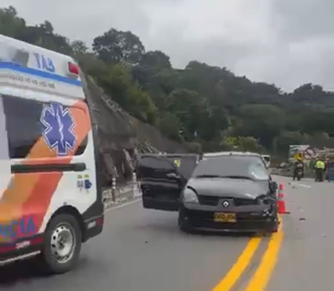 Grave accidente entre una moto y un carro se dio en la vía La Mesa-Mosquera