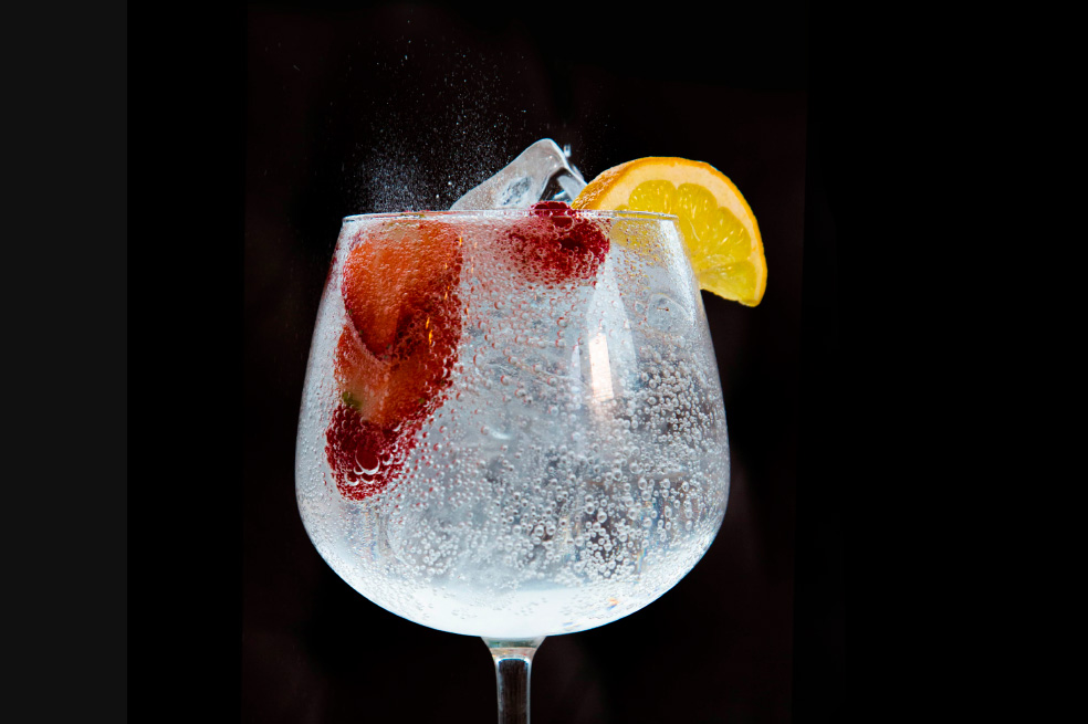 Cómo hacer un delicioso Gin Tonic de frutos rojos en casa