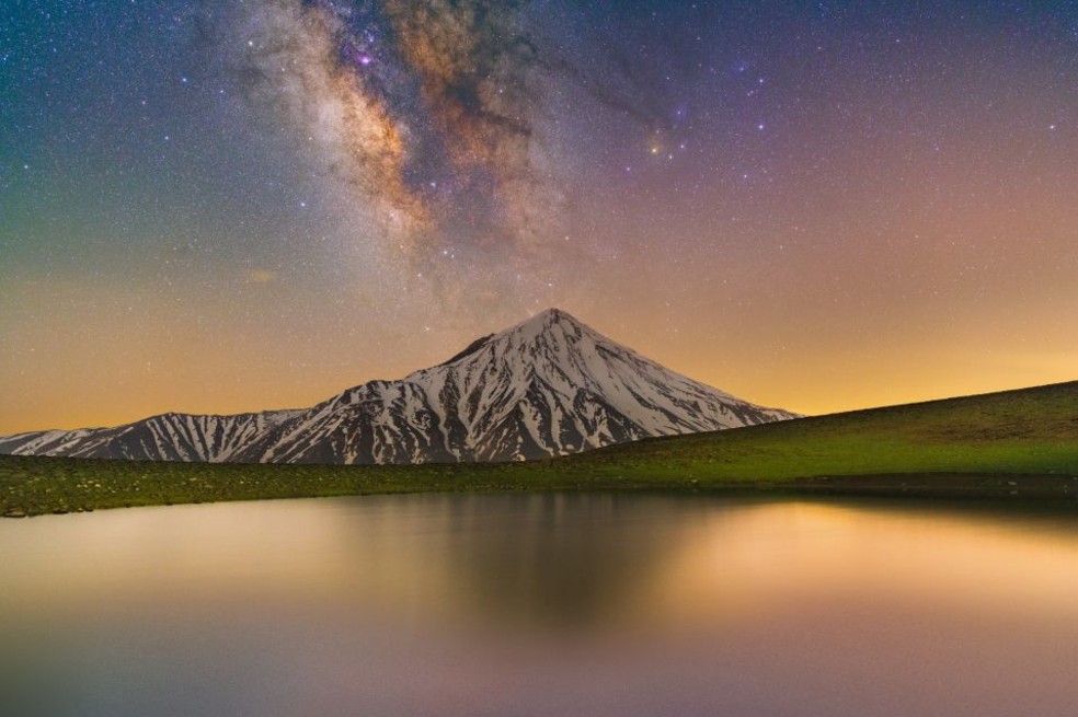 En esta imagen, tomada en mayo de 2020, se observa cómo brilla la Vía Láctea sobre el monte Damavand, en Irán.