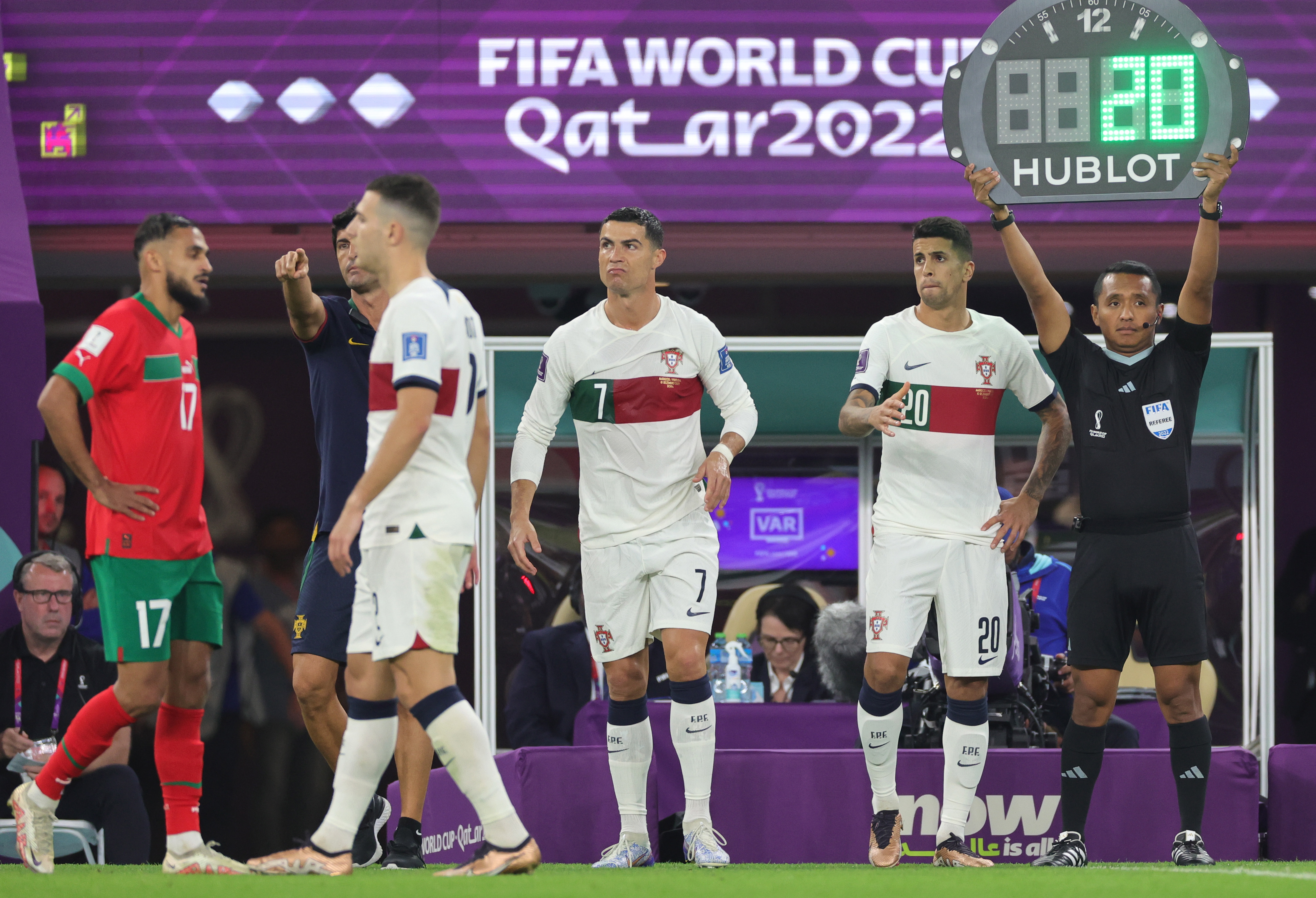 Doha (Qatar), 10/12/2022.- Cristiano Ronaldo (C) of Portugal enters the pitch during the FIFA World Cup 2022 quarter final soccer match between Morocco and Portugal at Al Thumama Stadium in Doha, Qatar, 10 December 2022. (Mundial de Fútbol, Marruecos, Catar) EFE/EPA/Abir Sultan