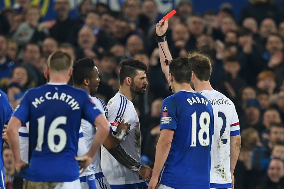 La peor cara de Diego Costa: expulsado tras intentar morder a un rival