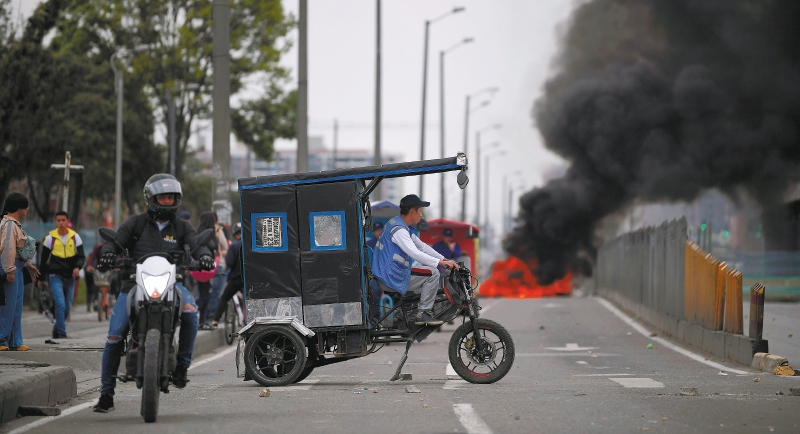 El dilema del bicitaxismo en Bogotá: entre la integración y la persecución