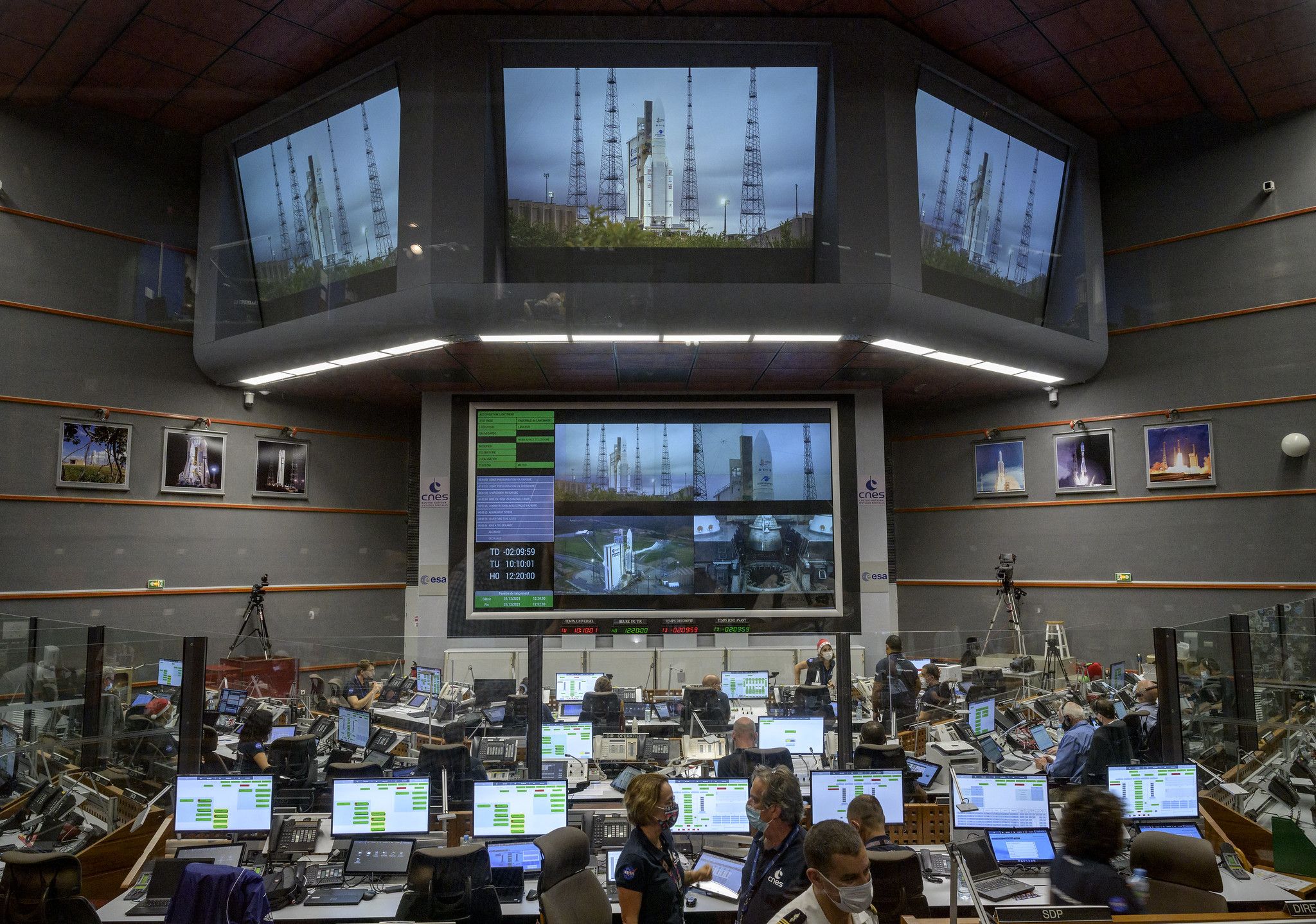 Los equipos de lanzamiento supervisan la cuenta atrás para el lanzamiento del cohete Ariane 5 de Arianespace que transporta el telescopio espacial James Webb de la NASA, el sábado 25 de diciembre de 2021, en el Centro Júpiter del Centro Espacial Guayanés en Kourou, Guayana Francesa.