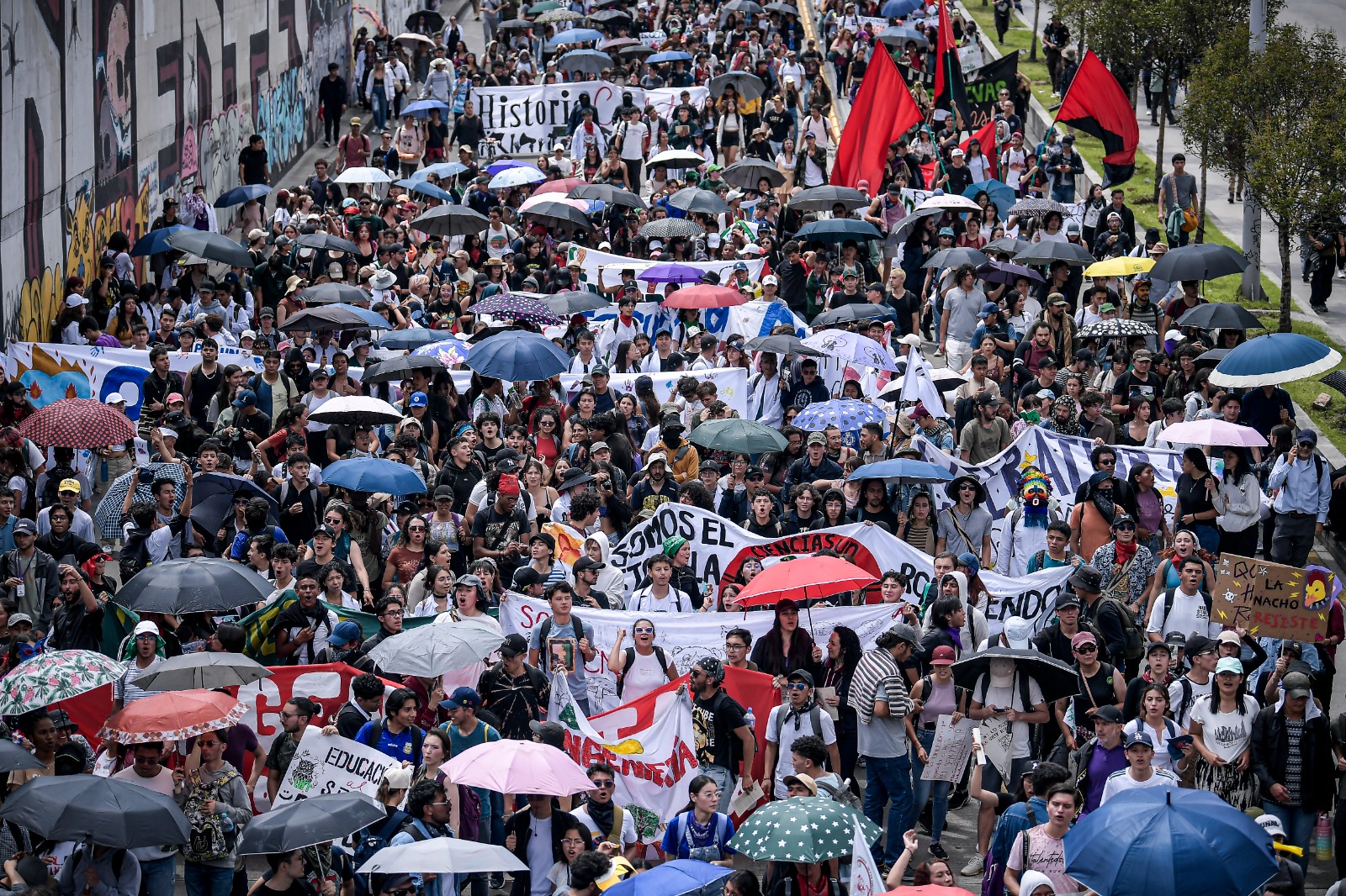 Según cifras del Distrito, salieron aproximadamente 3.000 estudiantes de diferentes carreras. A la movilización se sumaron universitarios de la Pedagógica y la Distrital.
