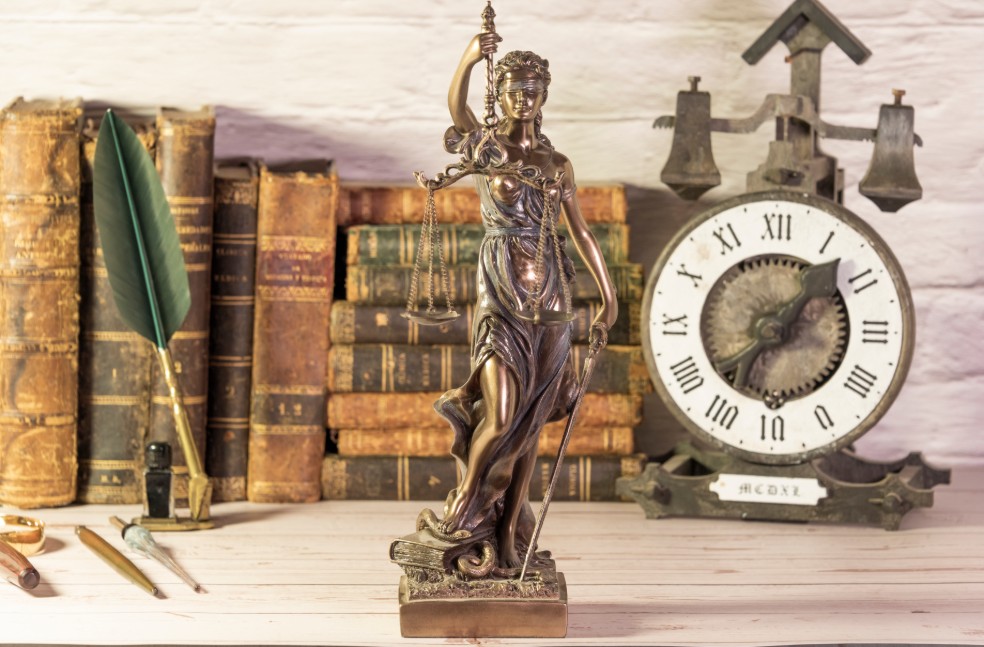 Imagen, en bronce, de la diosa de la Justicia, conocida como Temis o Minerva.
