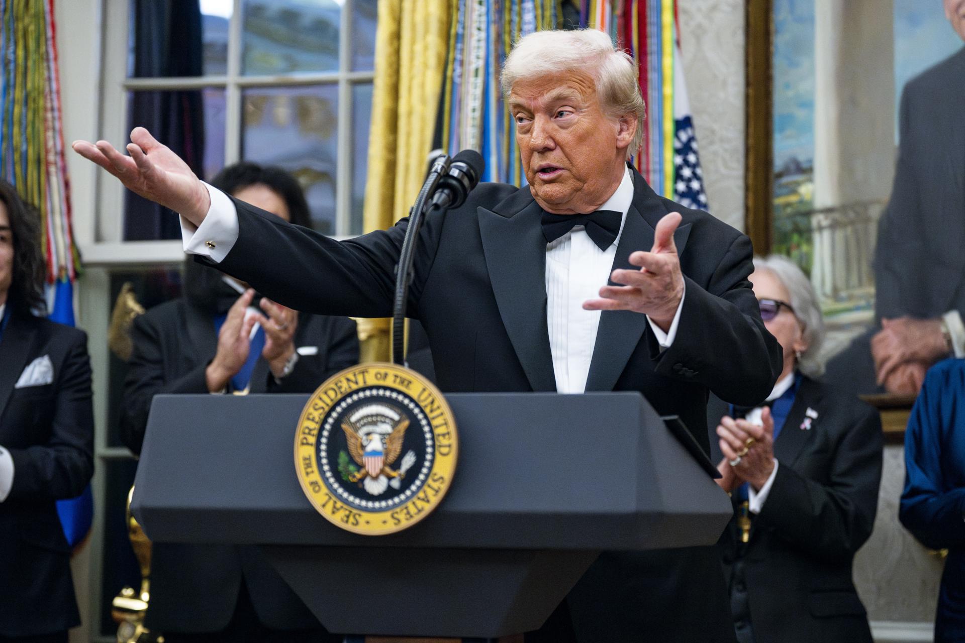 WASHINGTON (United States), 06/12/2025.- US President Donald Trump presents a medallion to 2025 Kennedy Center honoree and country music artist George Strait during a ceremony in the Oval Office of the White House in Washington, DC, USA, 06 December 2025. The 2025 Kennedy Center honorees include country music artist George Strait, actor Sylvester Stallone, members of the rock band Kiss, actor Michael Crawford and singer Gloria Gaynor. EFE/EPA/BONNIE CASH / POOL