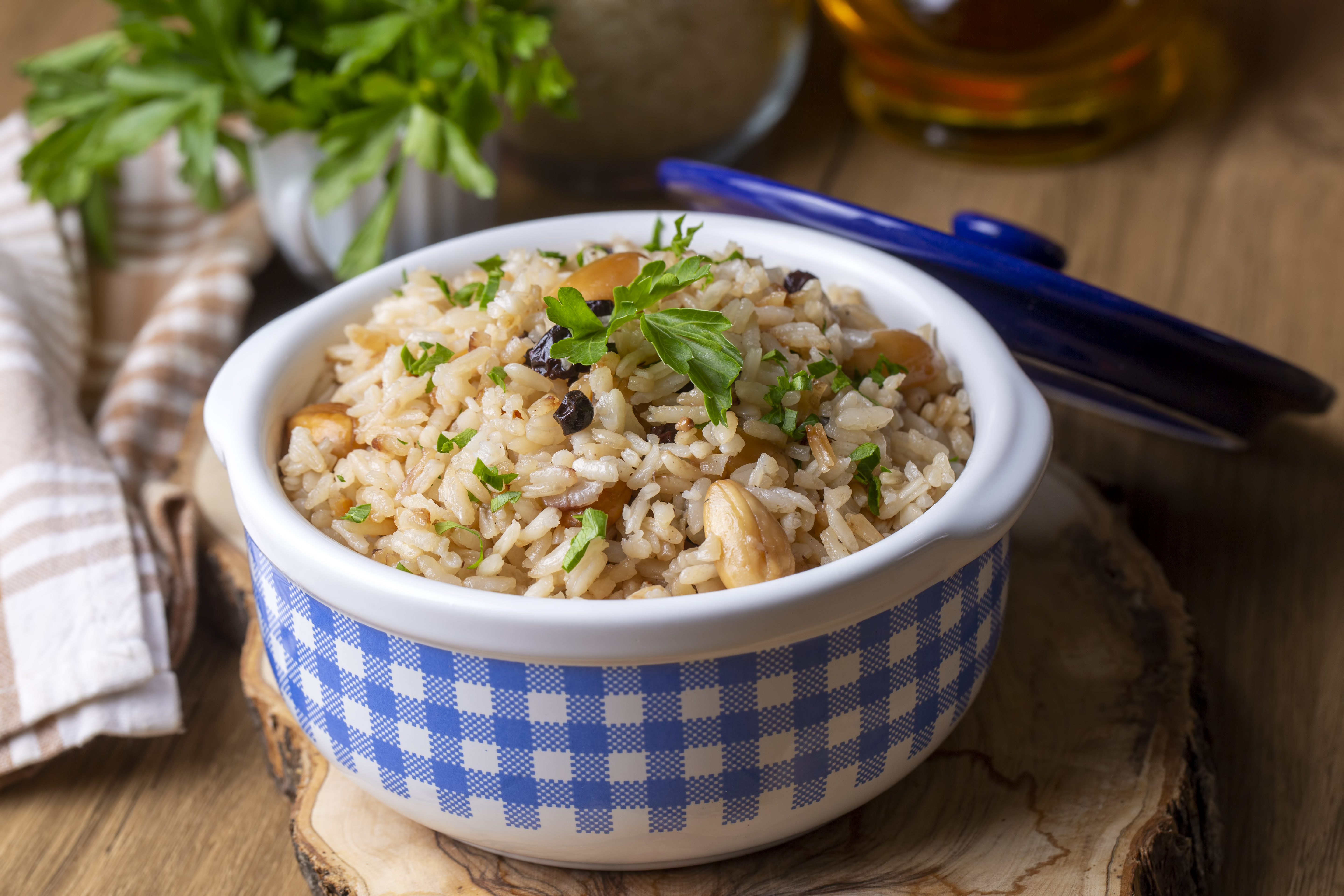 Esta es la receta para preparar un arroz de cilantro y almendras