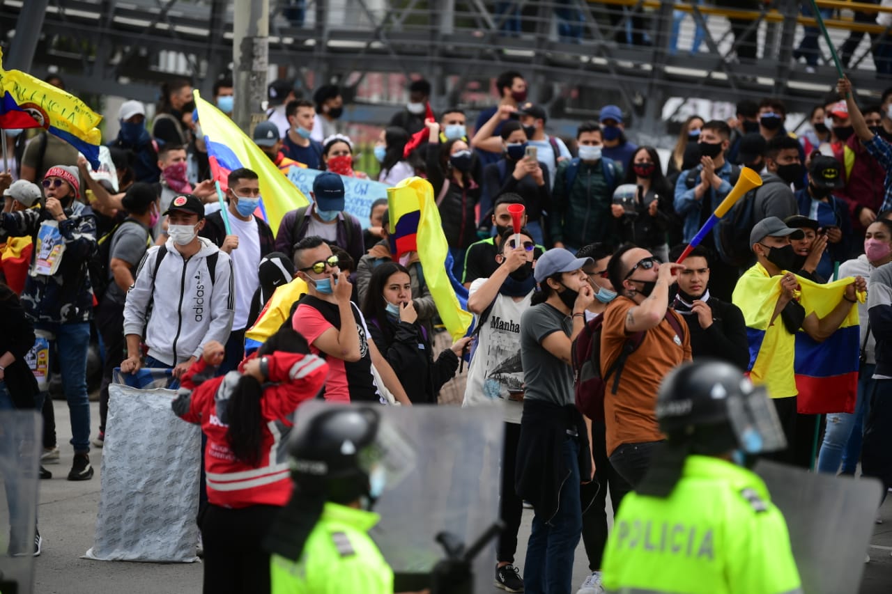 Entre las recomendaciones de bioseguridad está el respetar el distanciamiento social, el uso permanente del tapabocas y evitar el uso de silbatos, vuvuzelas y demás elementos que puedan generar aerosoles.
