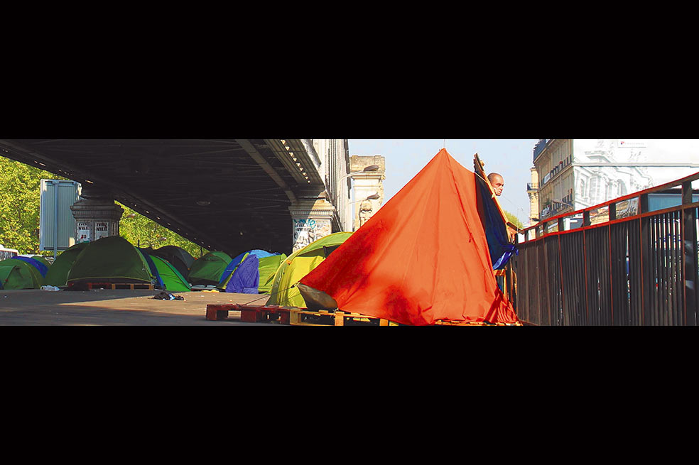 Cerca de cien carpas están instaladas bajo un puente en París, llenas de inmigrantes africanos que lograron sobrevivir al Mediterráneo. / Ricardo Abdahllah