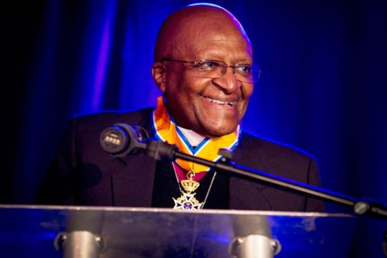 Premio nobel Desmond Tutu fue hospitalizado de nuevo