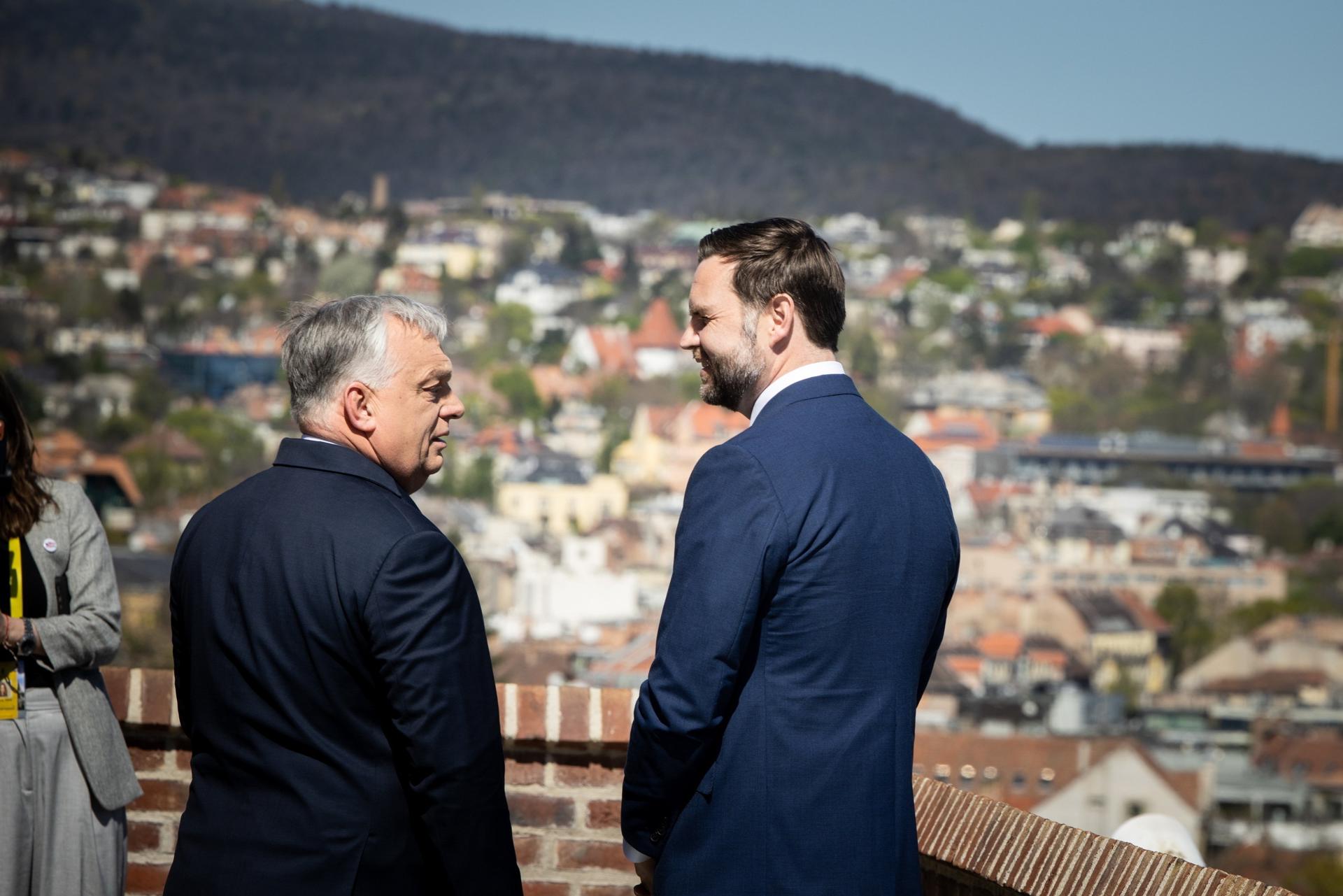 BUDAPEST (Hungary), 07/04/2026.- A handout photo made available by the Hungarian PM's General Department of Communication, Hungarian Prime Minister Viktor Orban (L) and U.S. Vice President JD Vance talk on the terrace of Orban's office, the former Carmelite Monastery in Budapest, Hungary, 07 April 2026. Vance is on a two-day visit to Hungary. (Hungría) EFE/EPA/Zoltan Fischer HANDOUT HANDOUT - EDITORIAL USE ONLY - NO SALES HANDOUT EDITORIAL USE ONLY/NO SALES